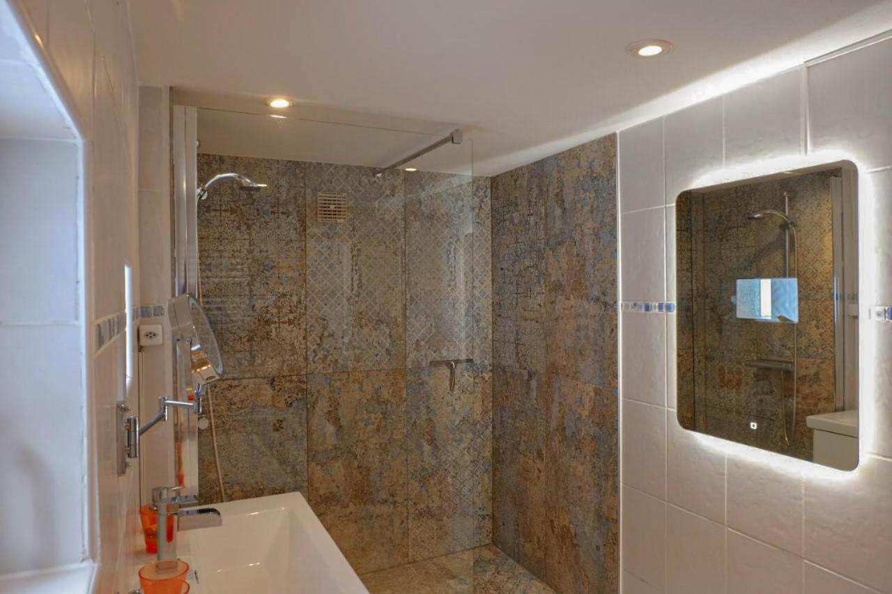 Three-Bedroom Apartment with Terrace - Photo 6