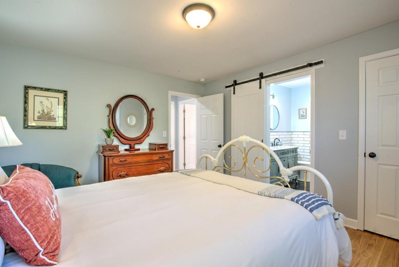 Three-Bedroom House photo 3