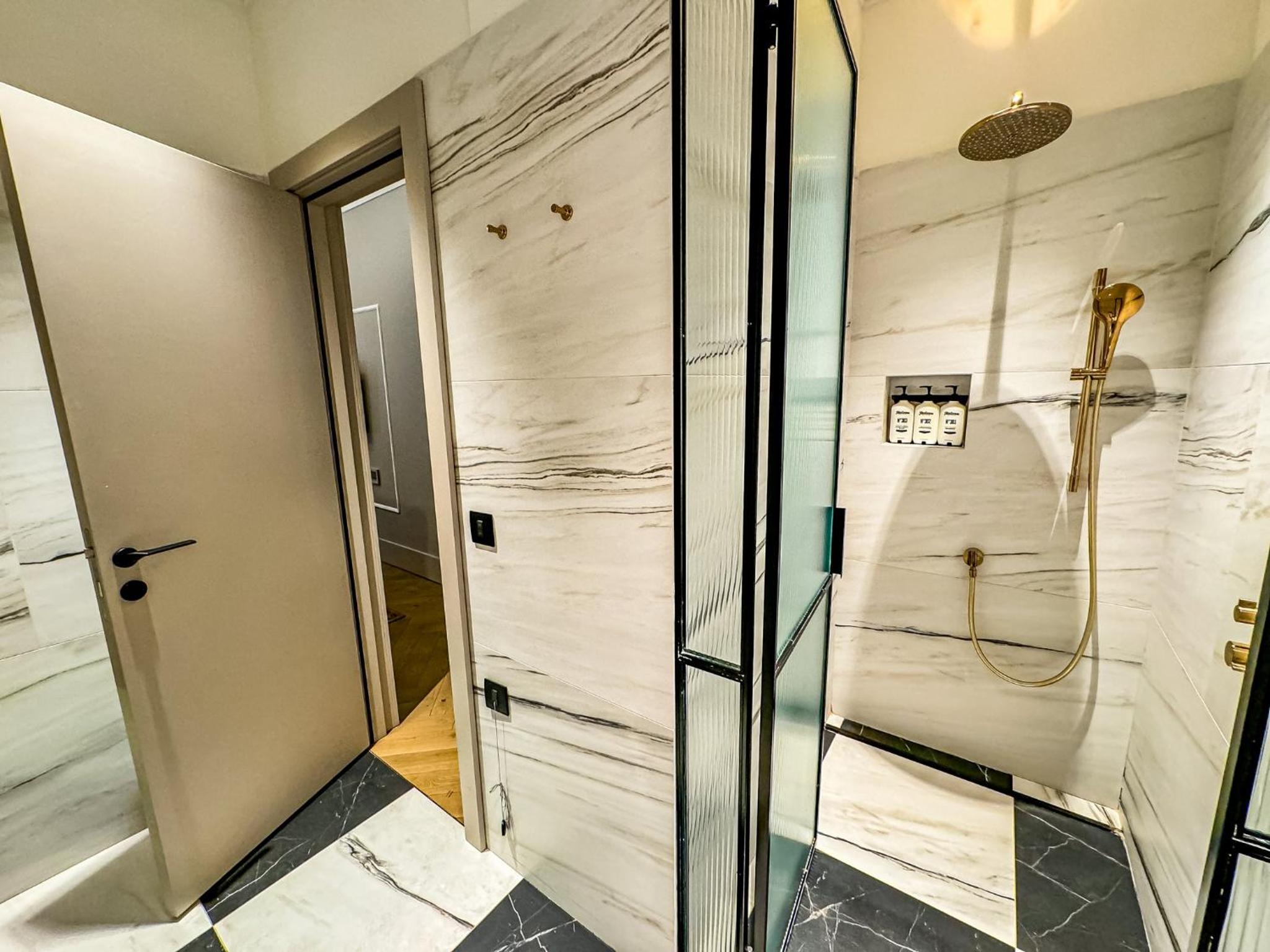Standard Twin Room - Photo 9