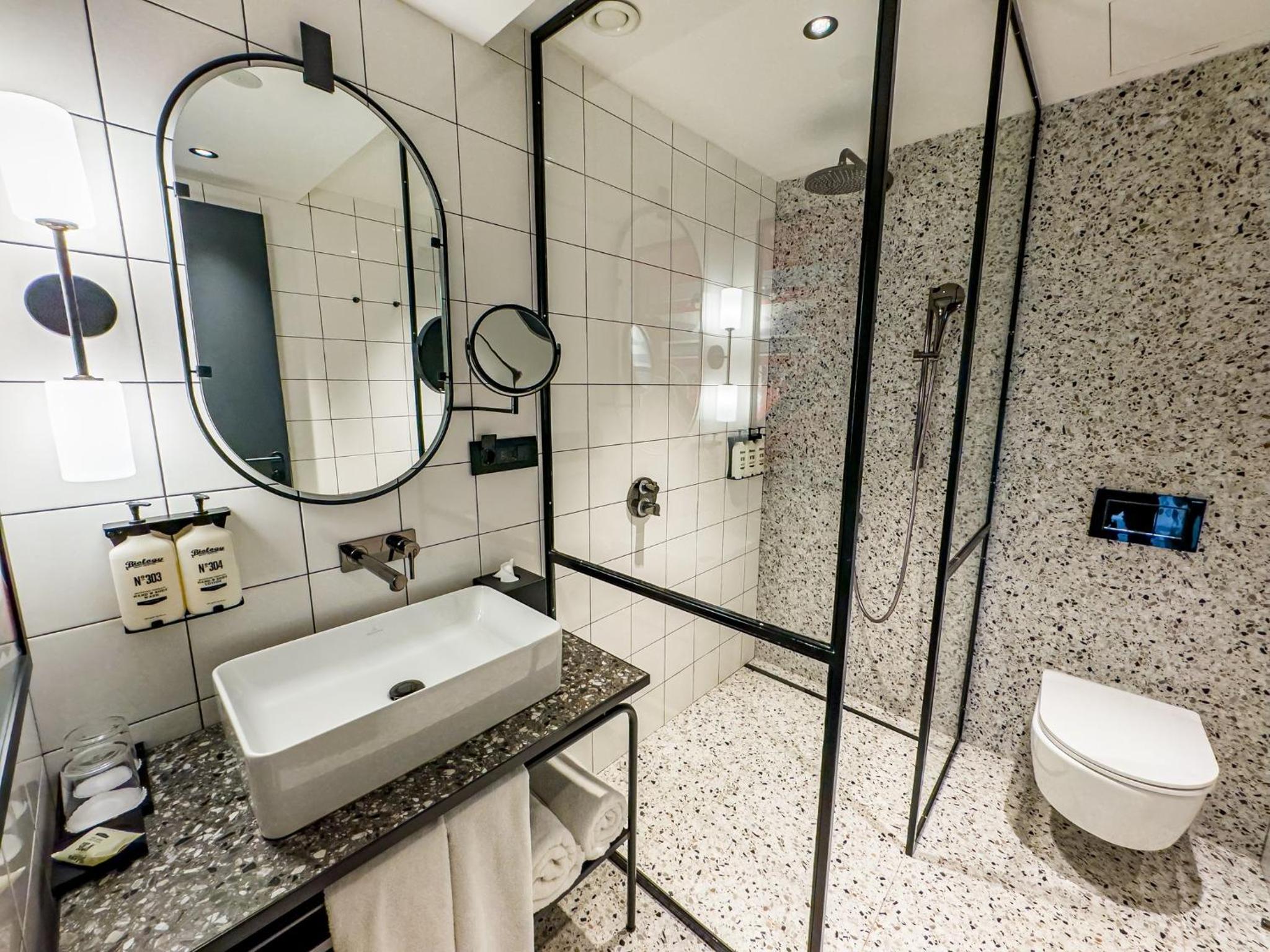 Standard Queen Room with Street View - Photo 4