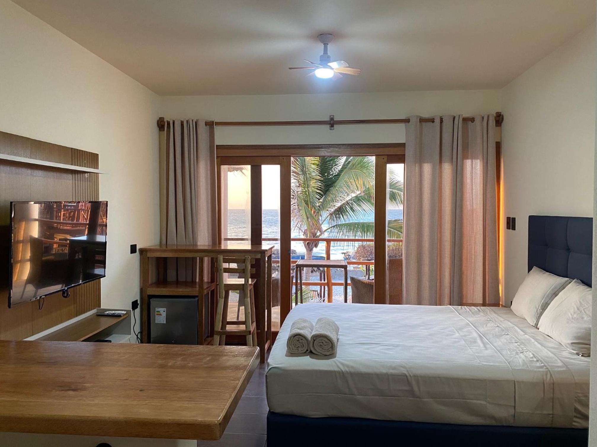 Superior Deluxe Double Room with Balcony and Sea View photo 2