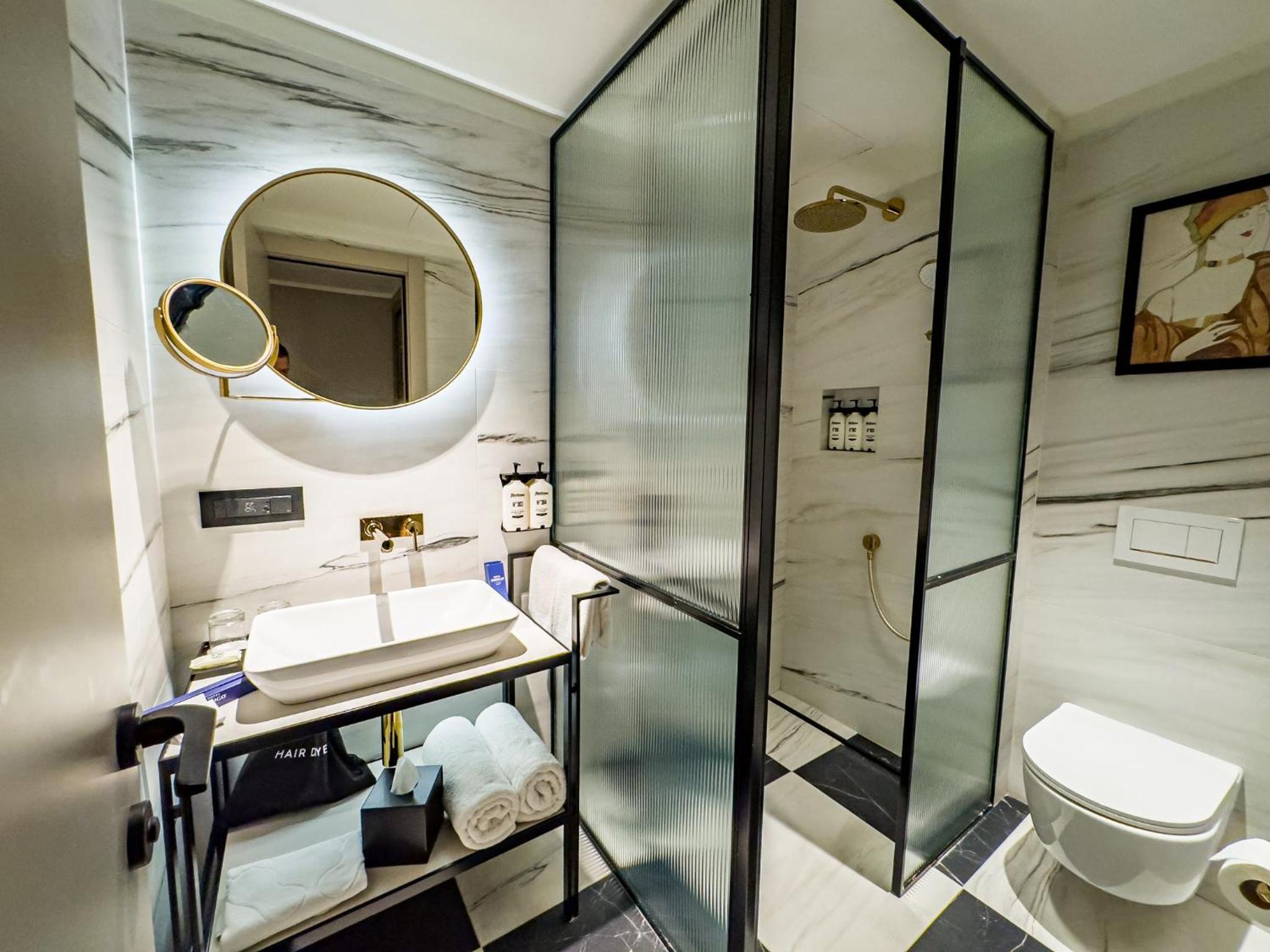 Standard Queen Room - Photo 10