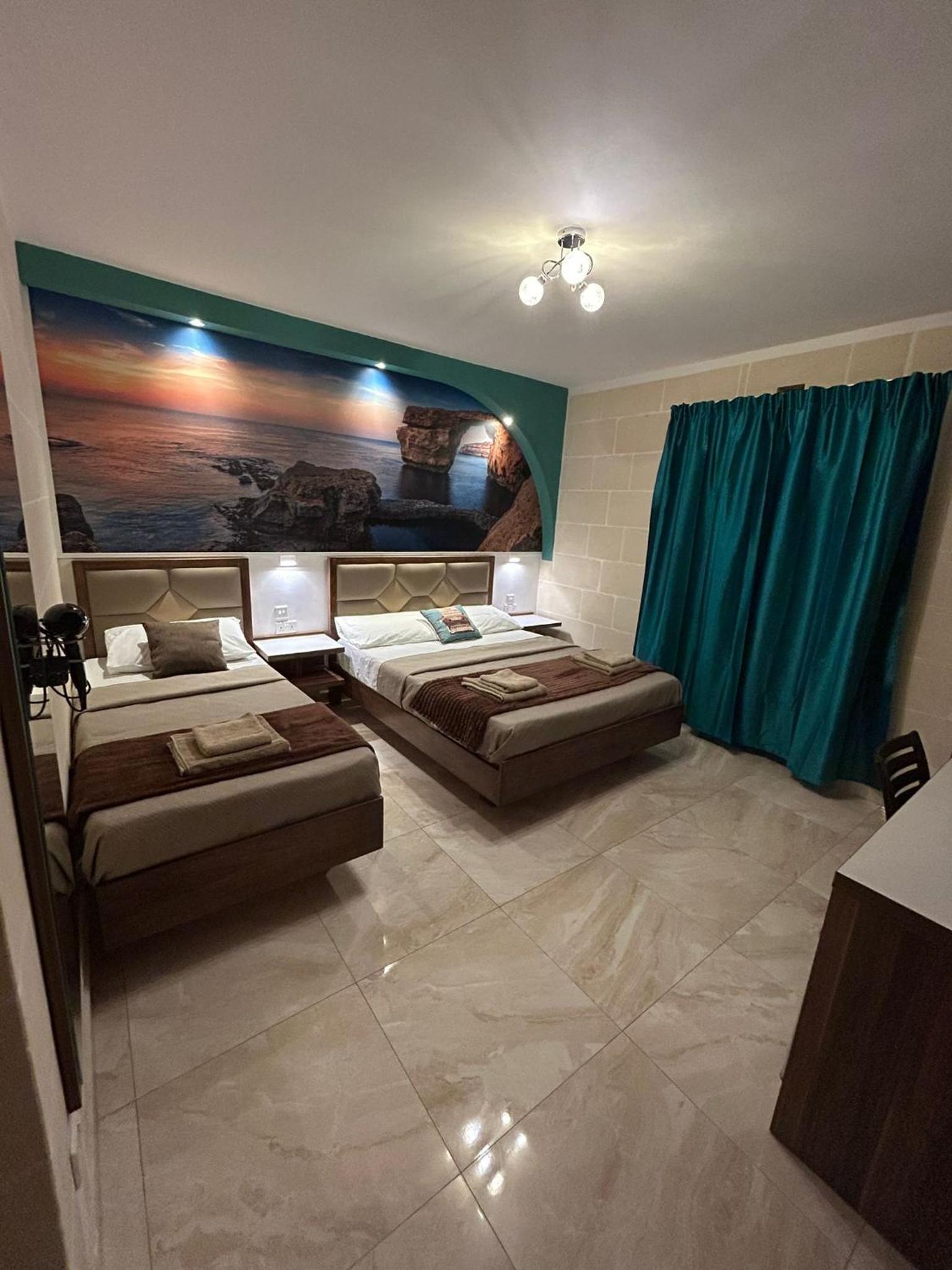 Large Double Room - Photo 2