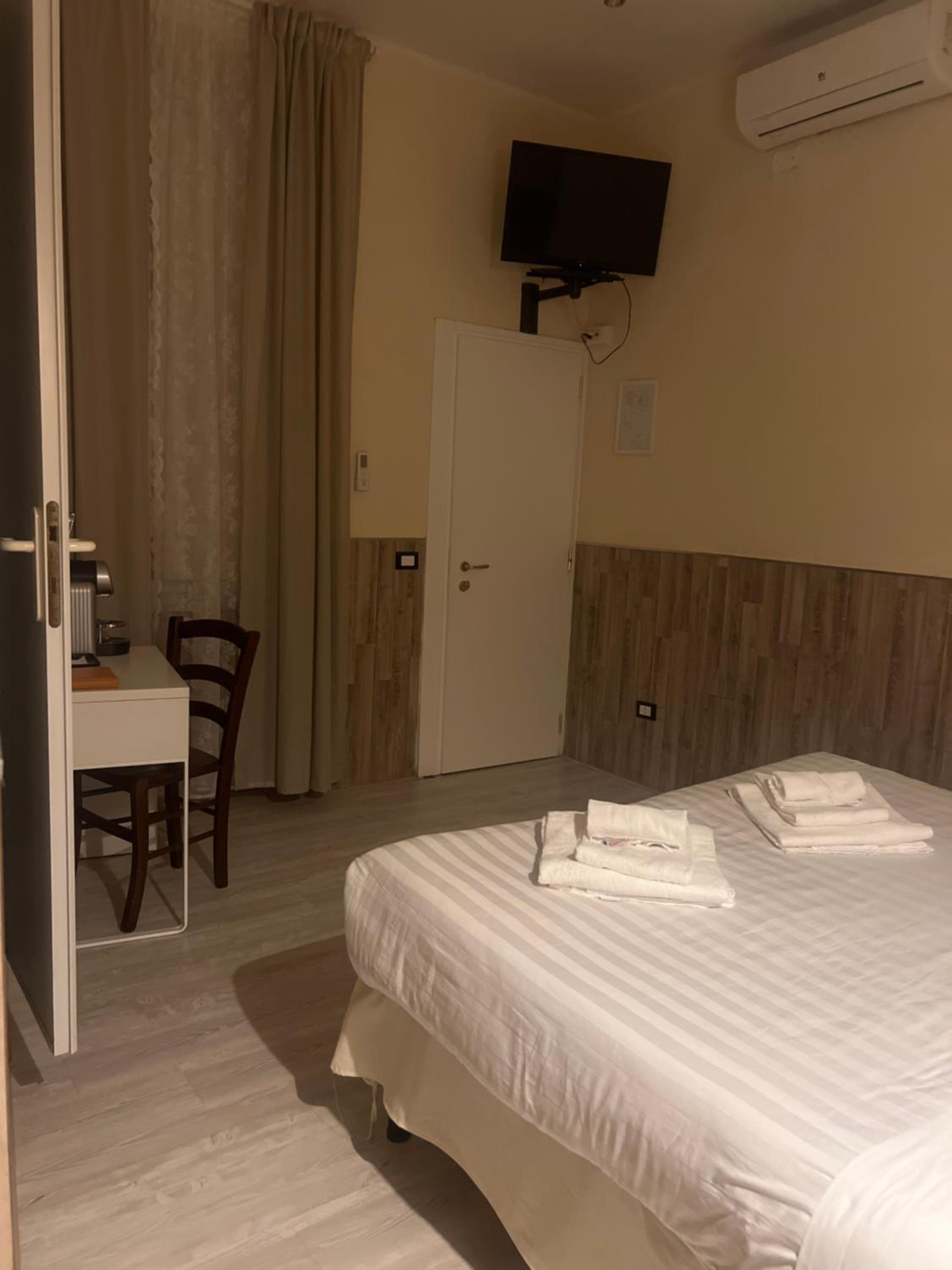 Economy Double Room photo 3