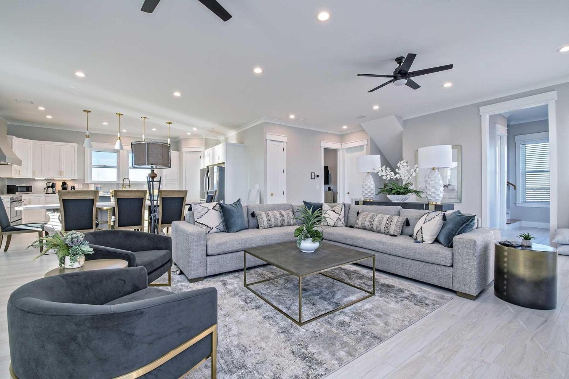Six-Bedroom House photo 1
