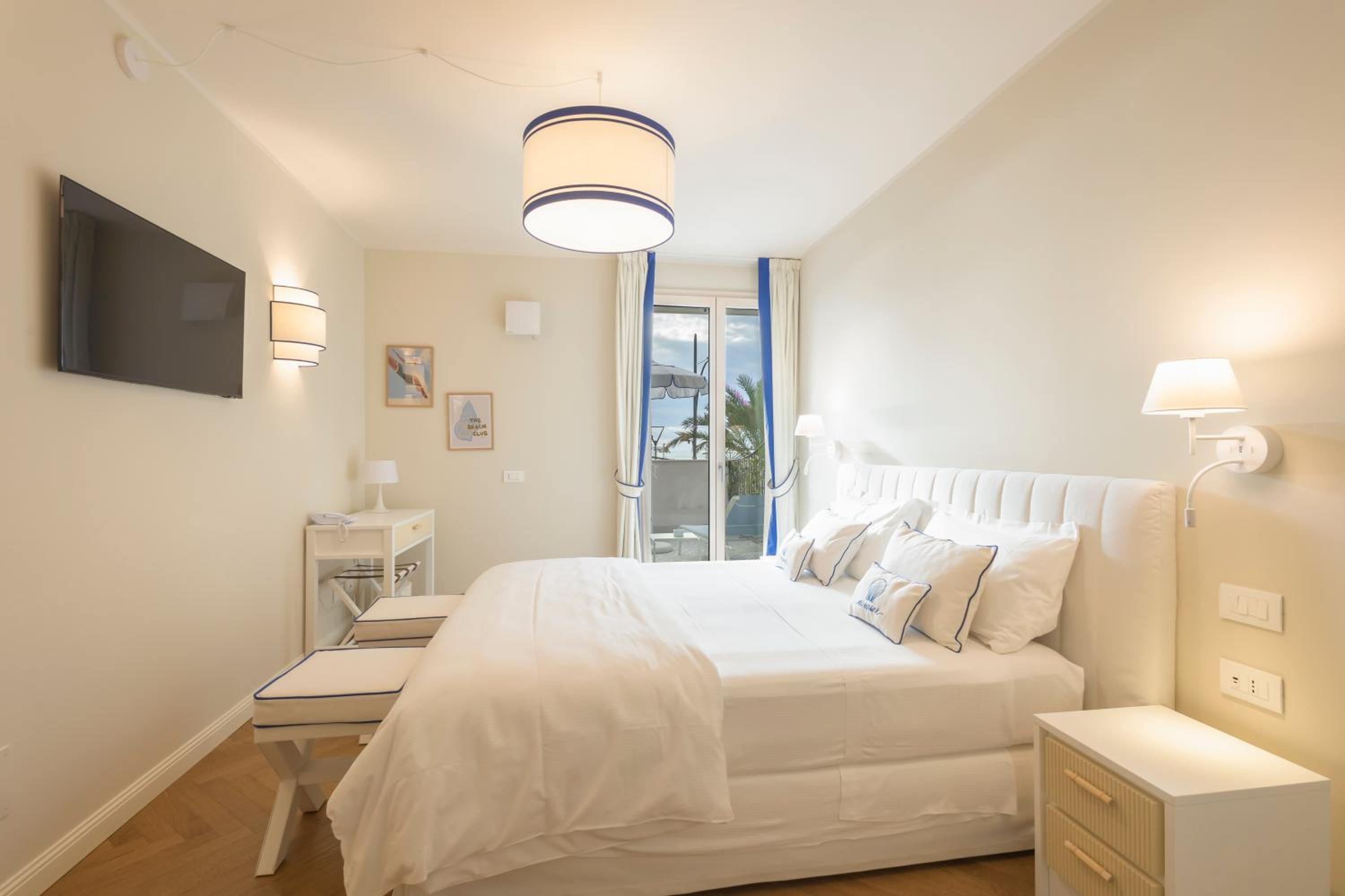 Deluxe Double Room with Balcony and Sea View