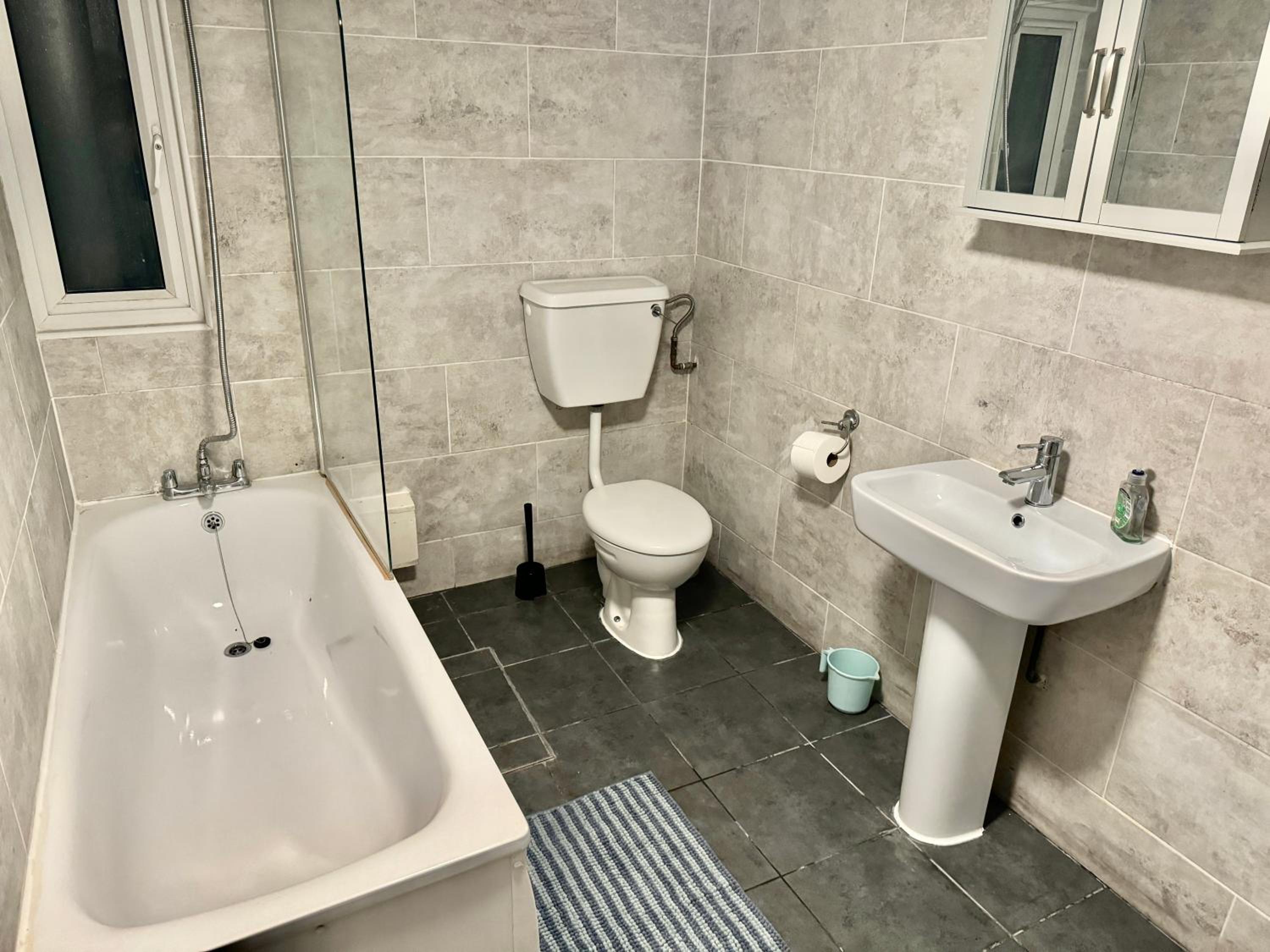 Quadruple Room with Private Bathroom photo 3