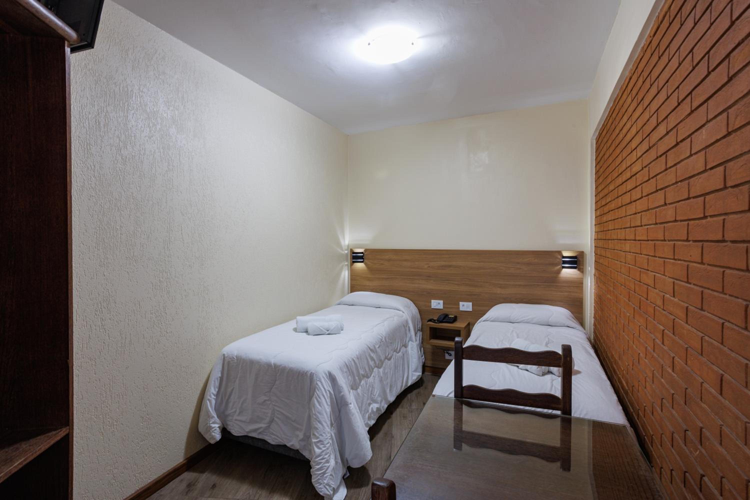 Standard Twin Room - Photo 3