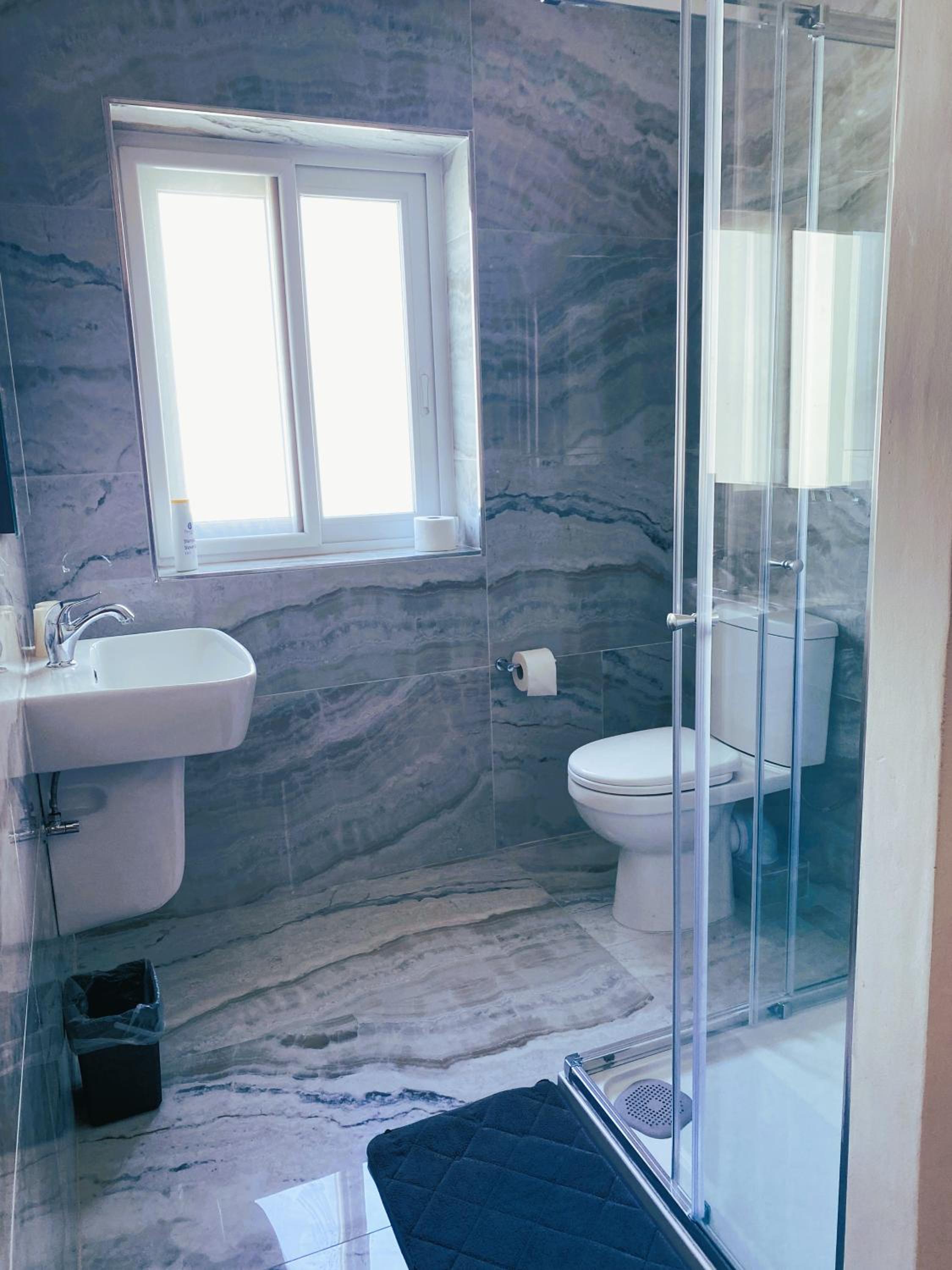 Large Double Room - Photo 4