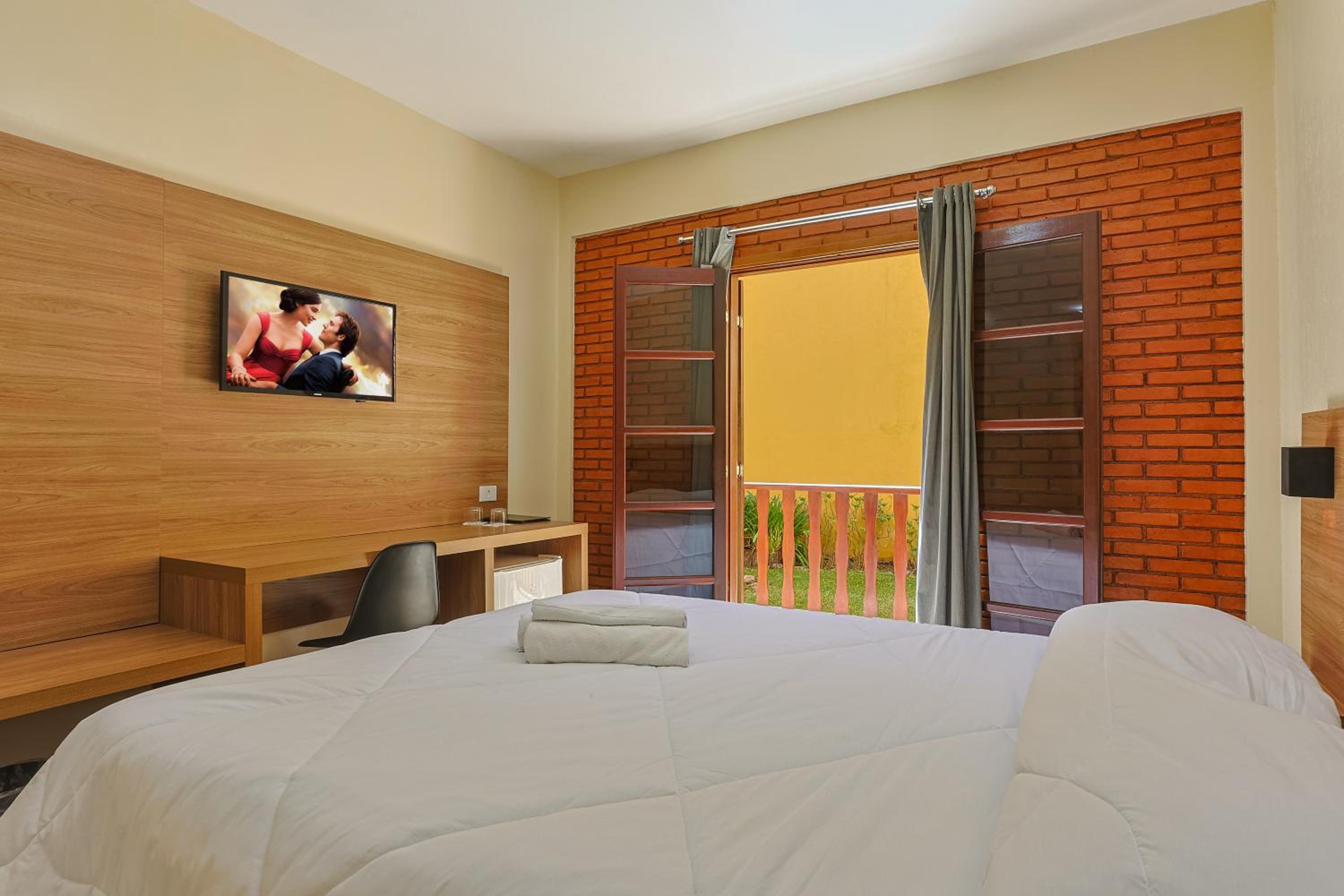 Deluxe Room - Photo 9