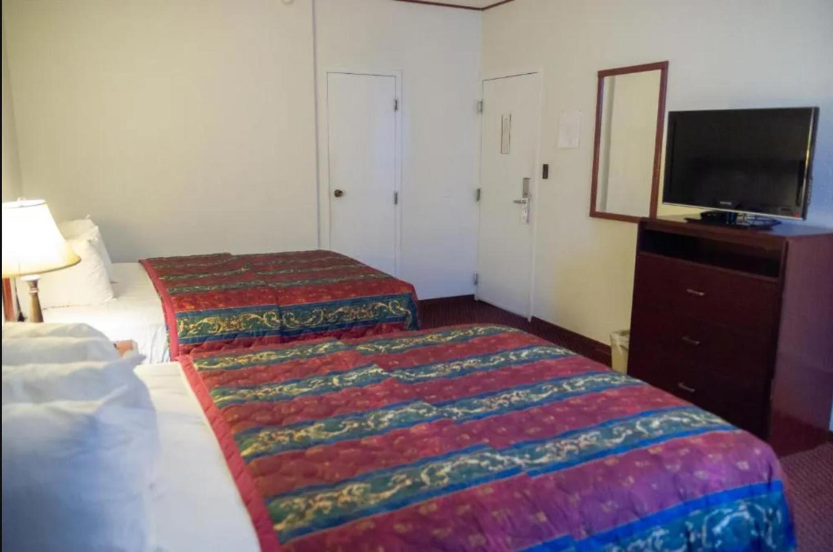 2 Queen Beds Non-Smoking photo 3