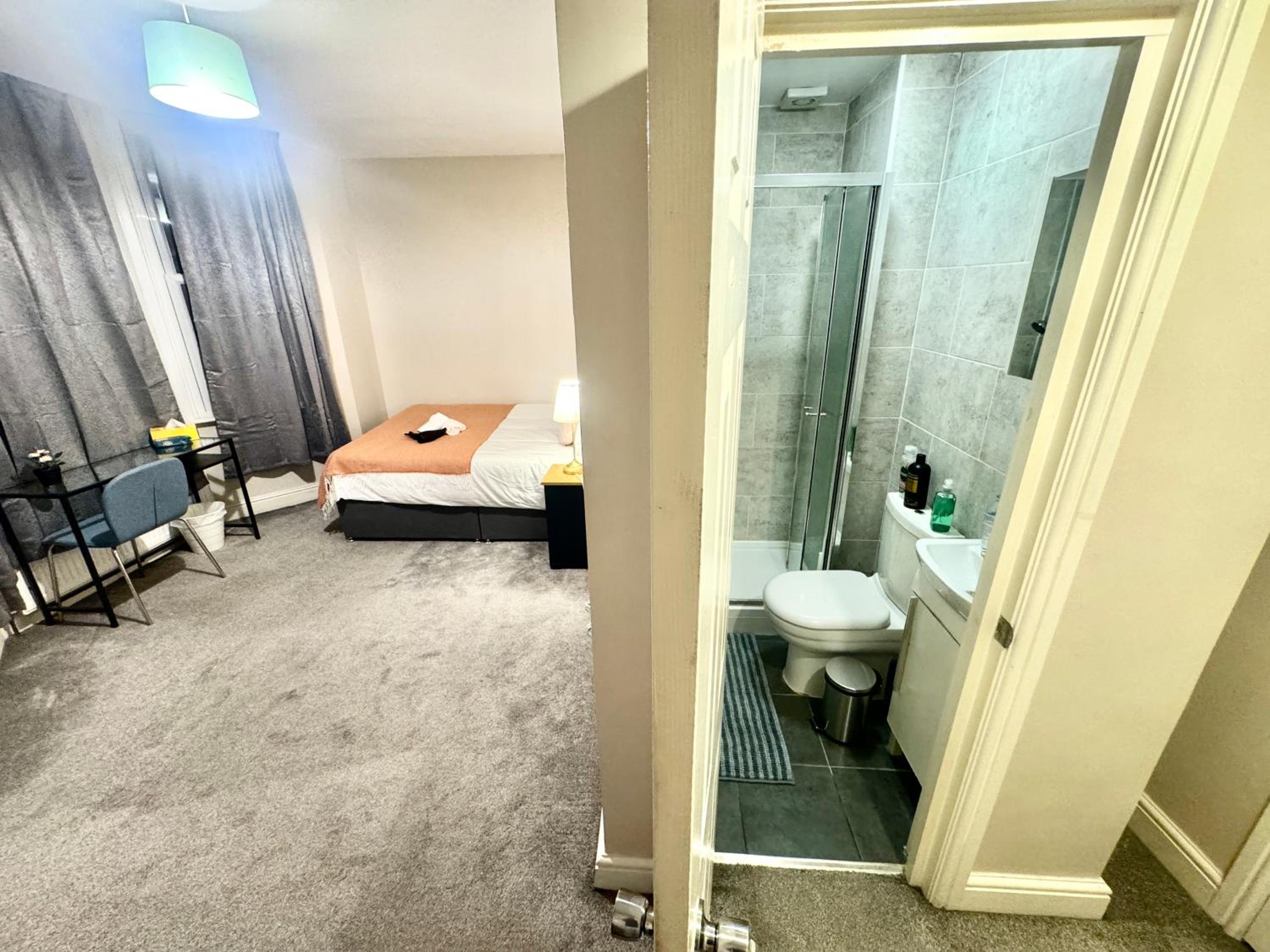 Quadruple Room with Private Bathroom photo 1