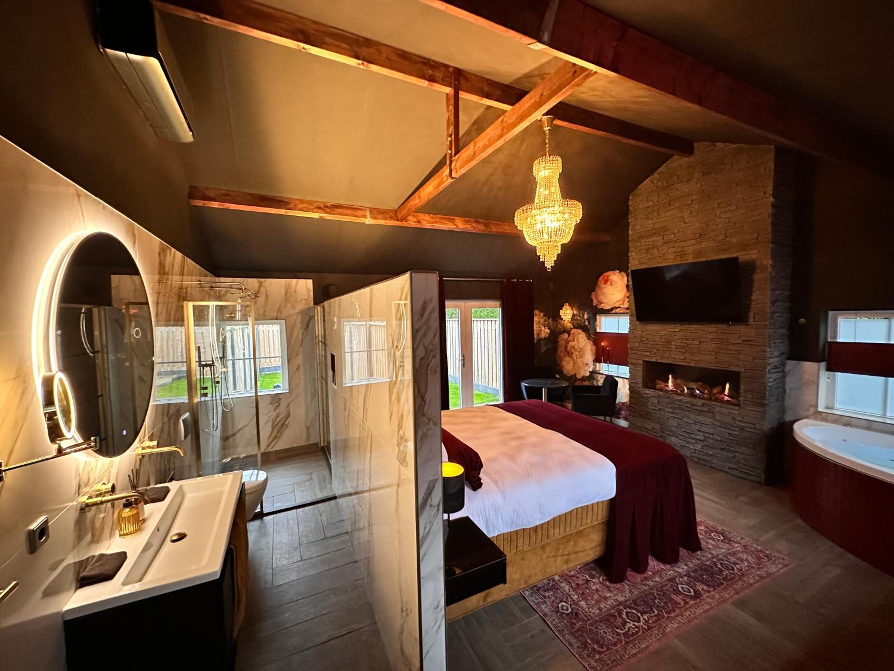 King Suite with Spa Bath photo 2