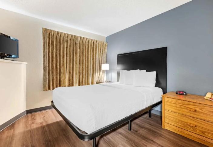 One Bedroom Suite with 1 Queen Bed - Non-Smoking - Photo 8