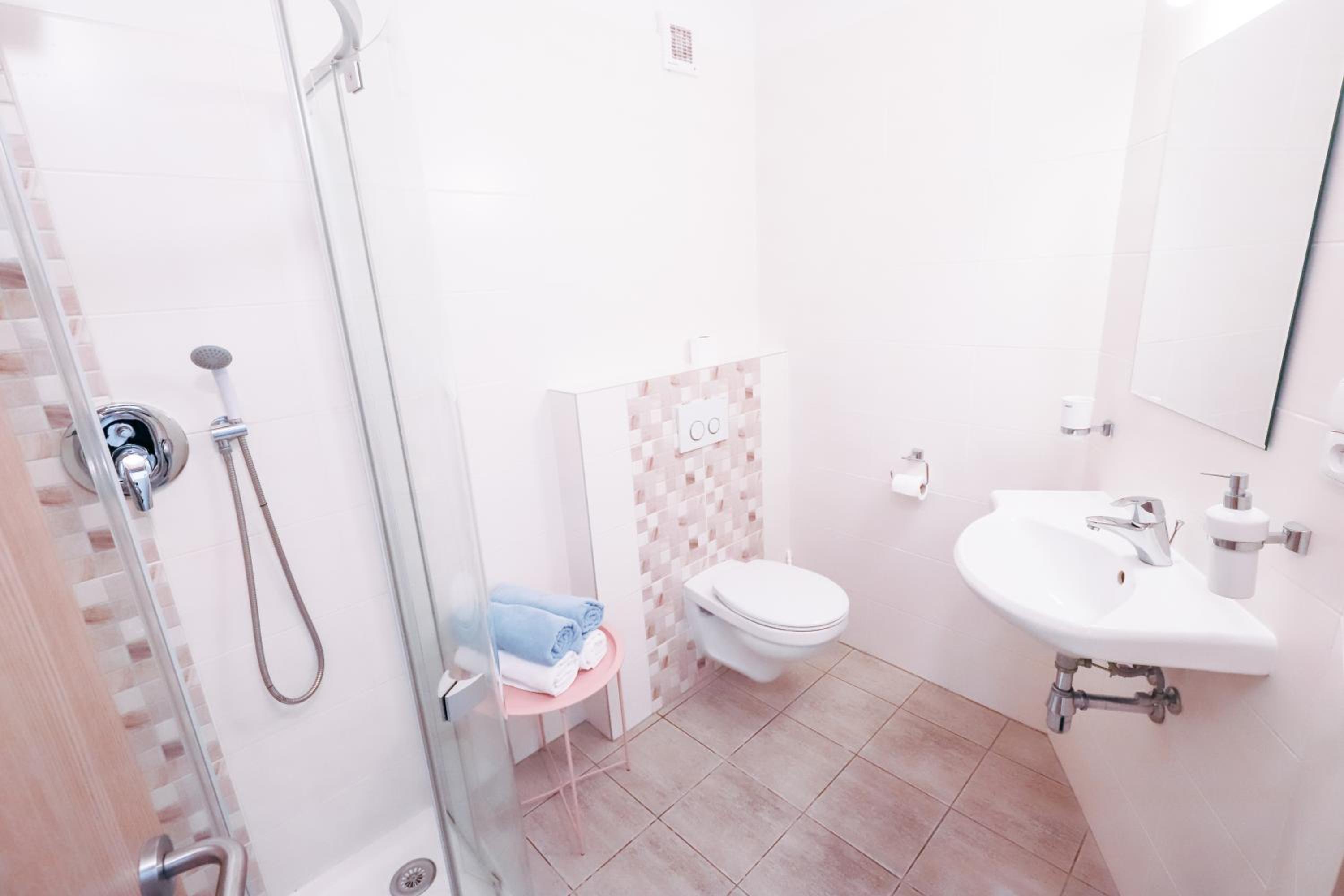 Double Room - Photo 8