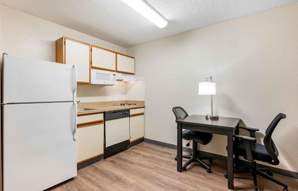 One Bedroom Suite with 1 Queen Bed - Non-Smoking - Photo 6