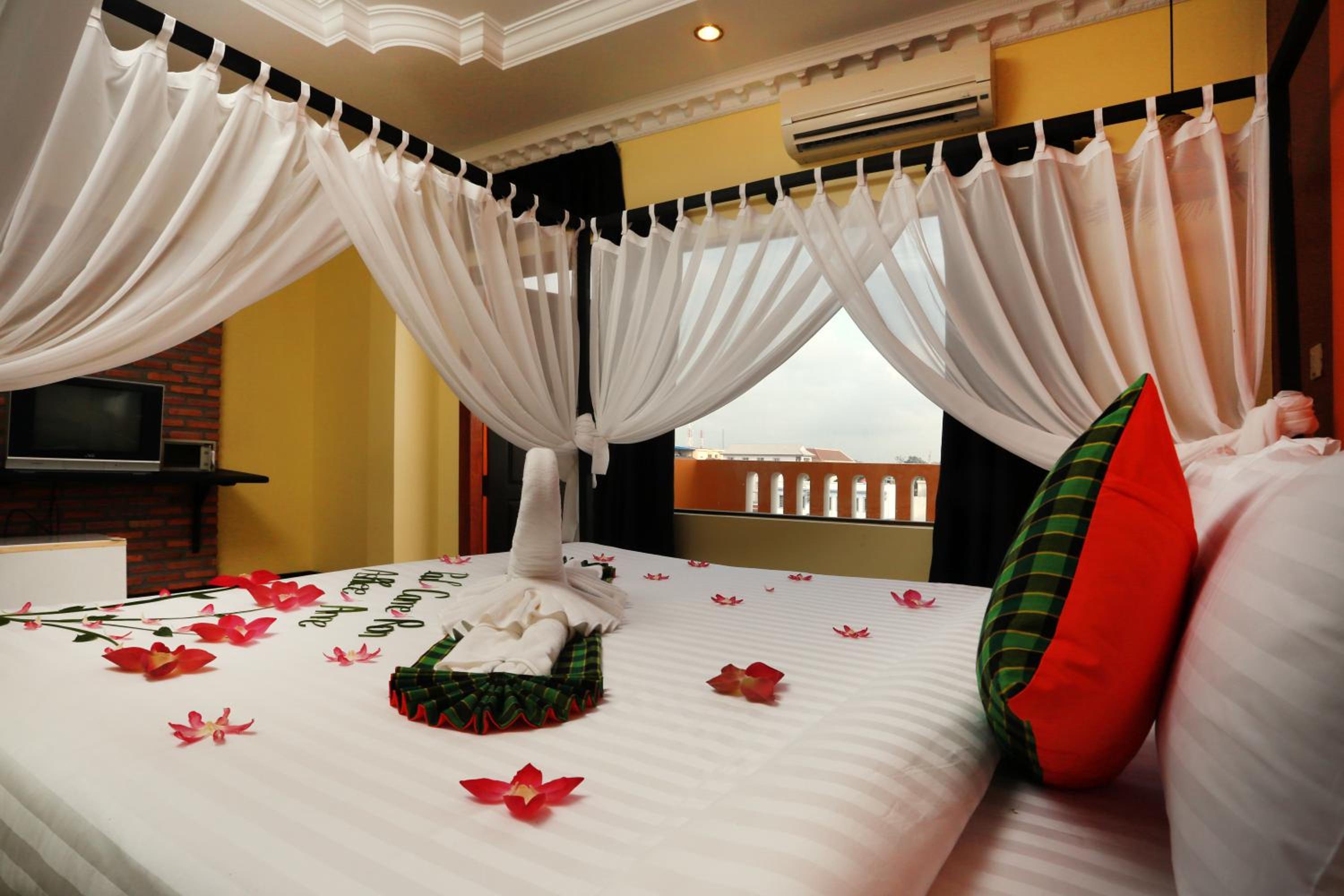 Deluxe Double Room with Balcony and Pool @ Free Pickup photo 1