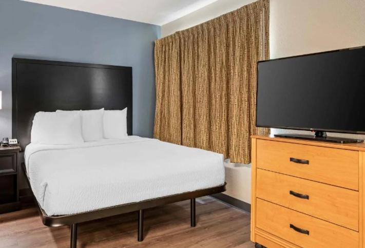 Deluxe Studio with 1 Queen Bed - Non-Smoking - Photo 7