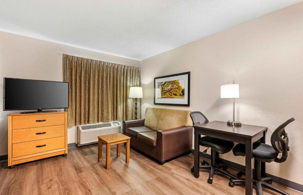 Deluxe Studio with 1 Queen Bed - Non-Smoking - Photo 8