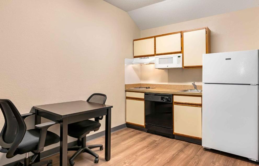 Deluxe Studio with 1 Queen Bed - Non-Smoking - Photo 9