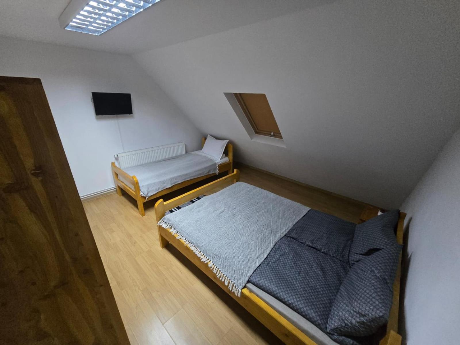 Basic Triple Room with Shared Bathroom photo 1