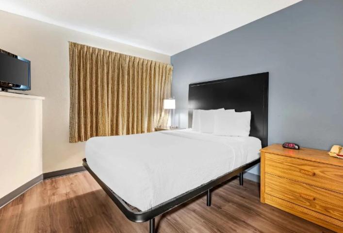 One Bedroom Suite - 1 King Bed Non-Smoking - Photo 3