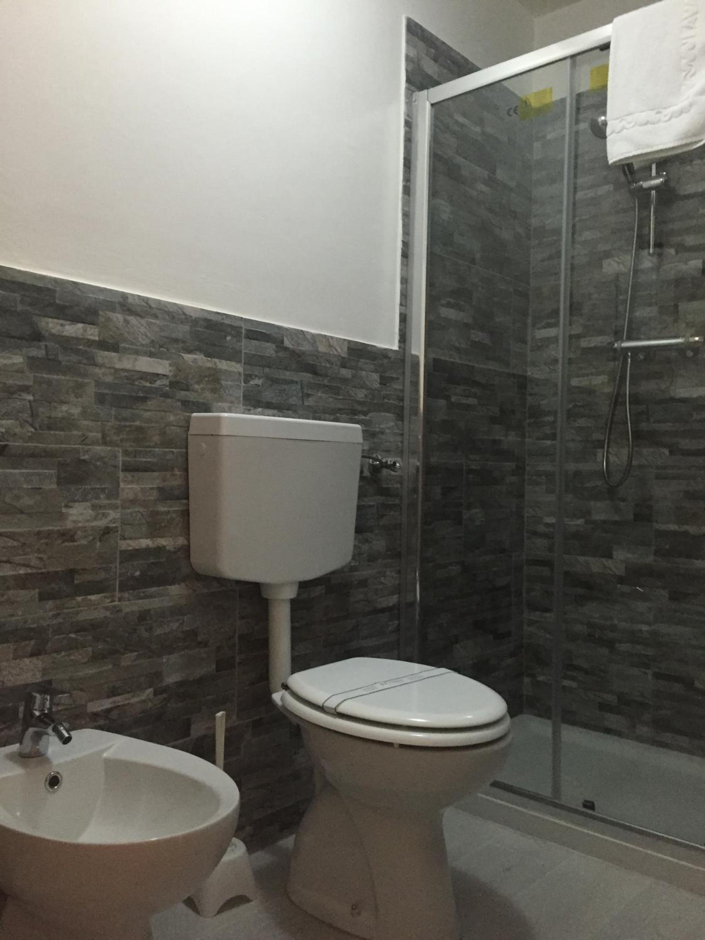 Quadruple Room with Private Bathroom - Photo 6
