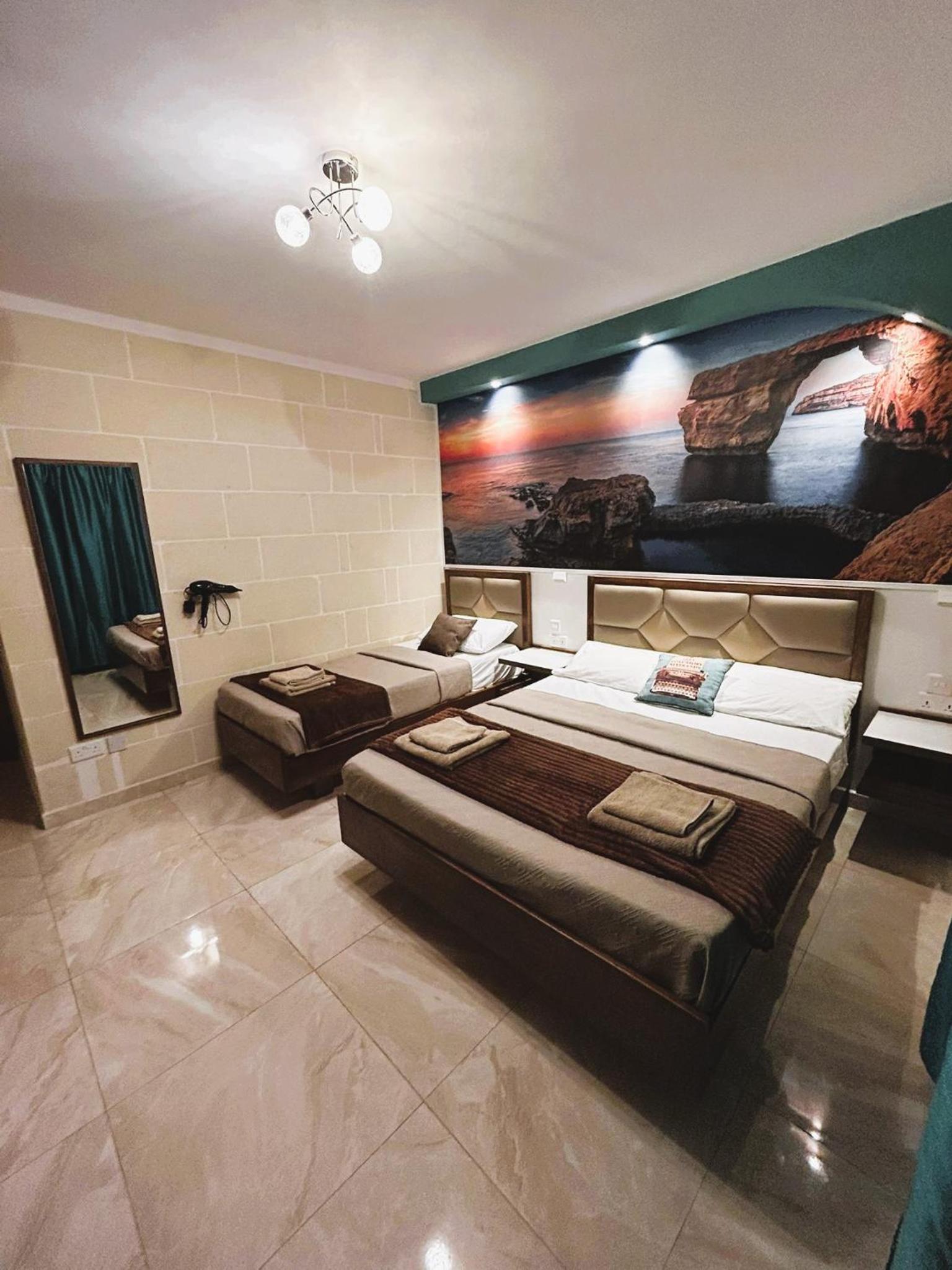 Large Double Room - Photo 1