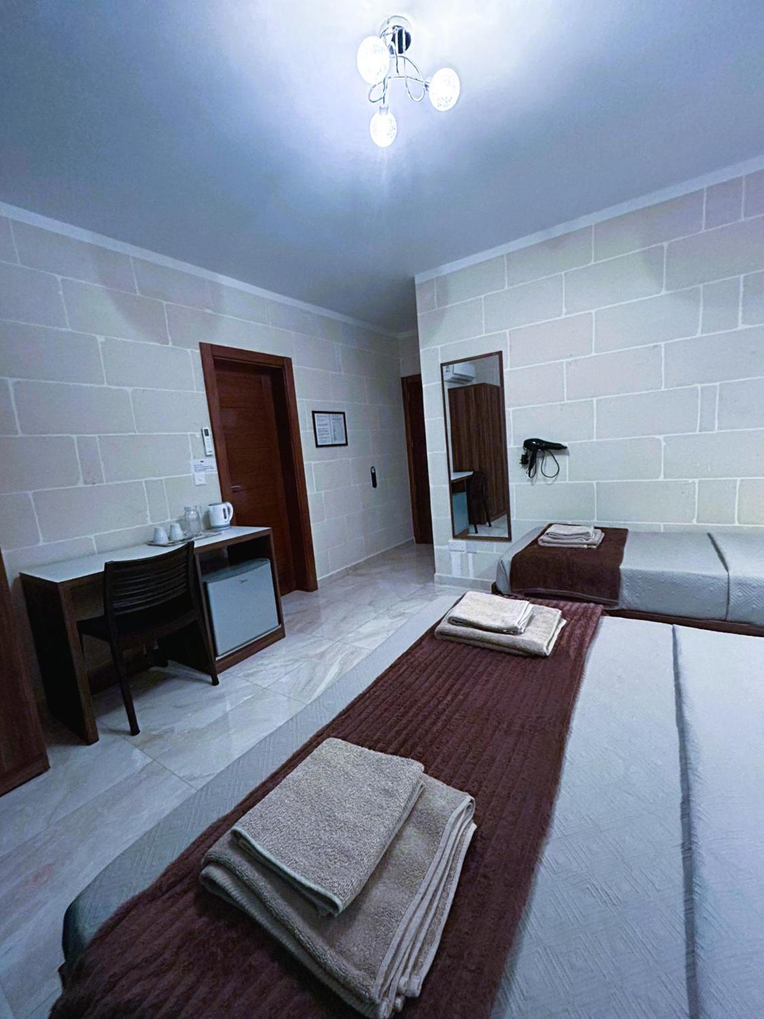 Large Double Room - Photo 3