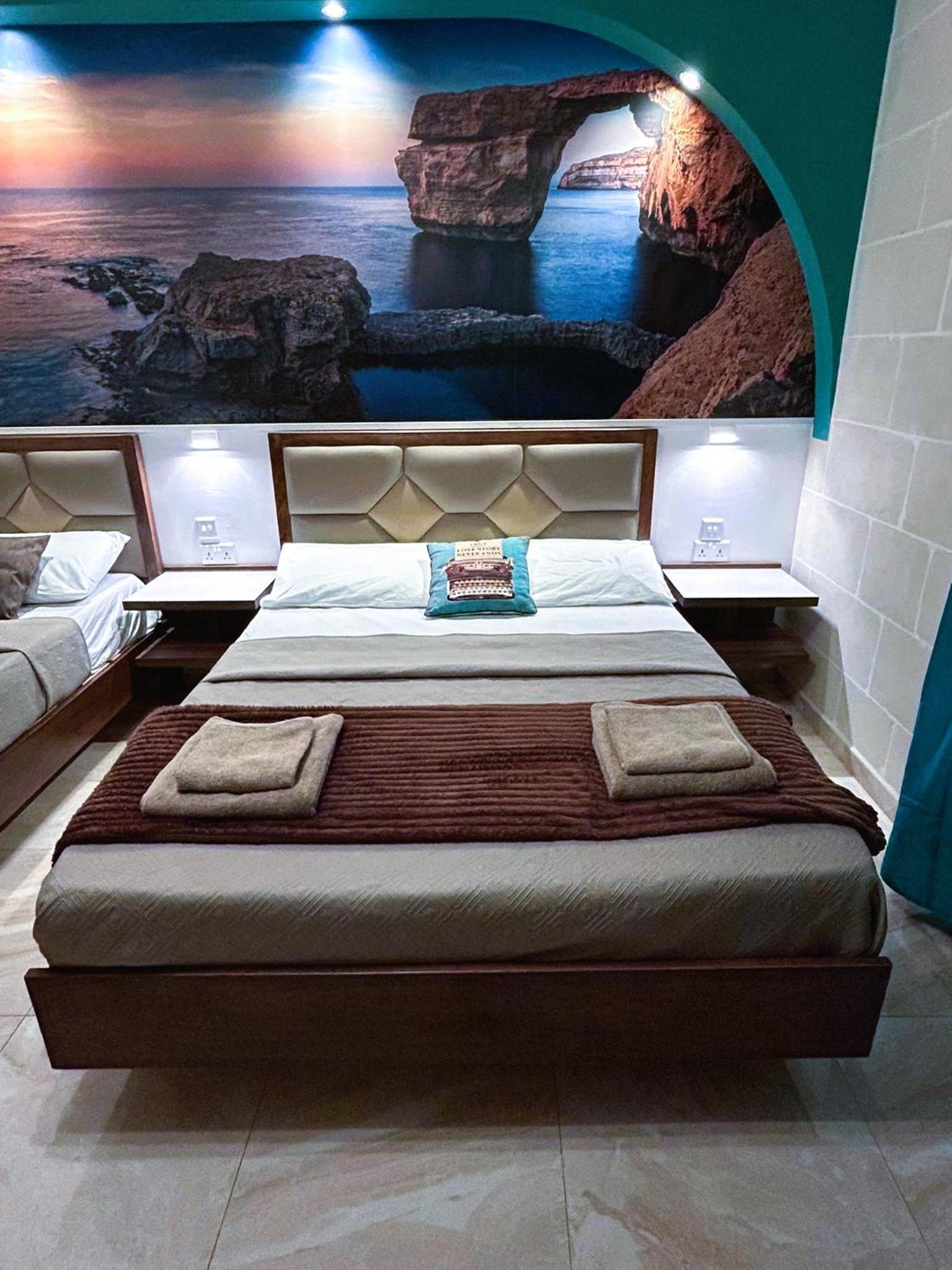 Large Double Room - Photo 6