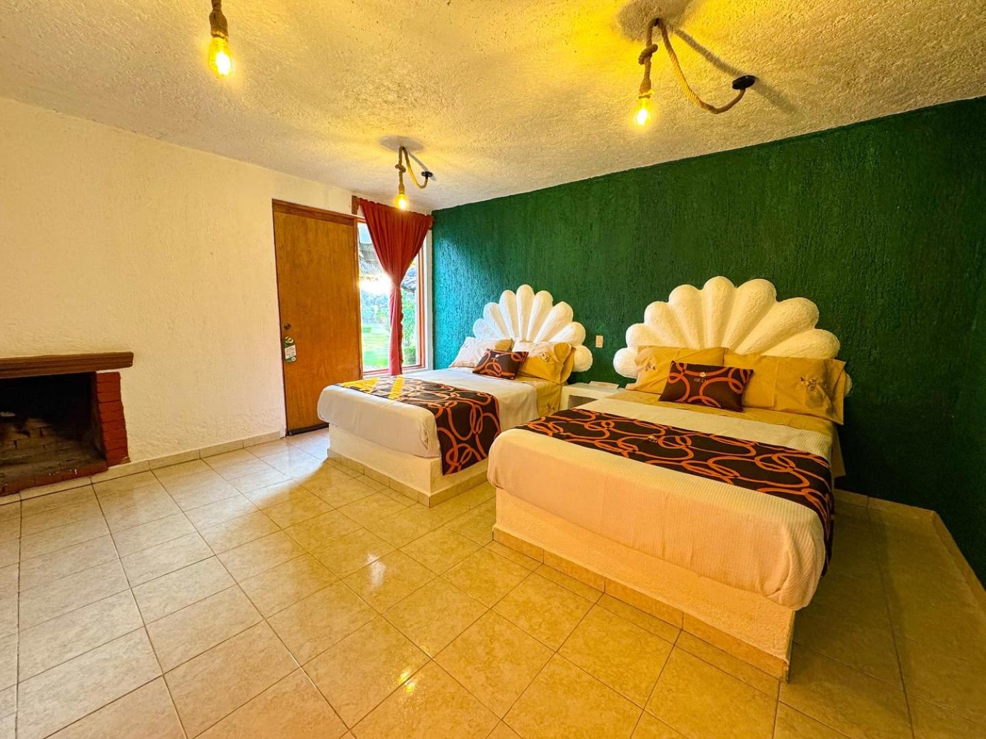 Double Room with Two Double Beds - Photo 2