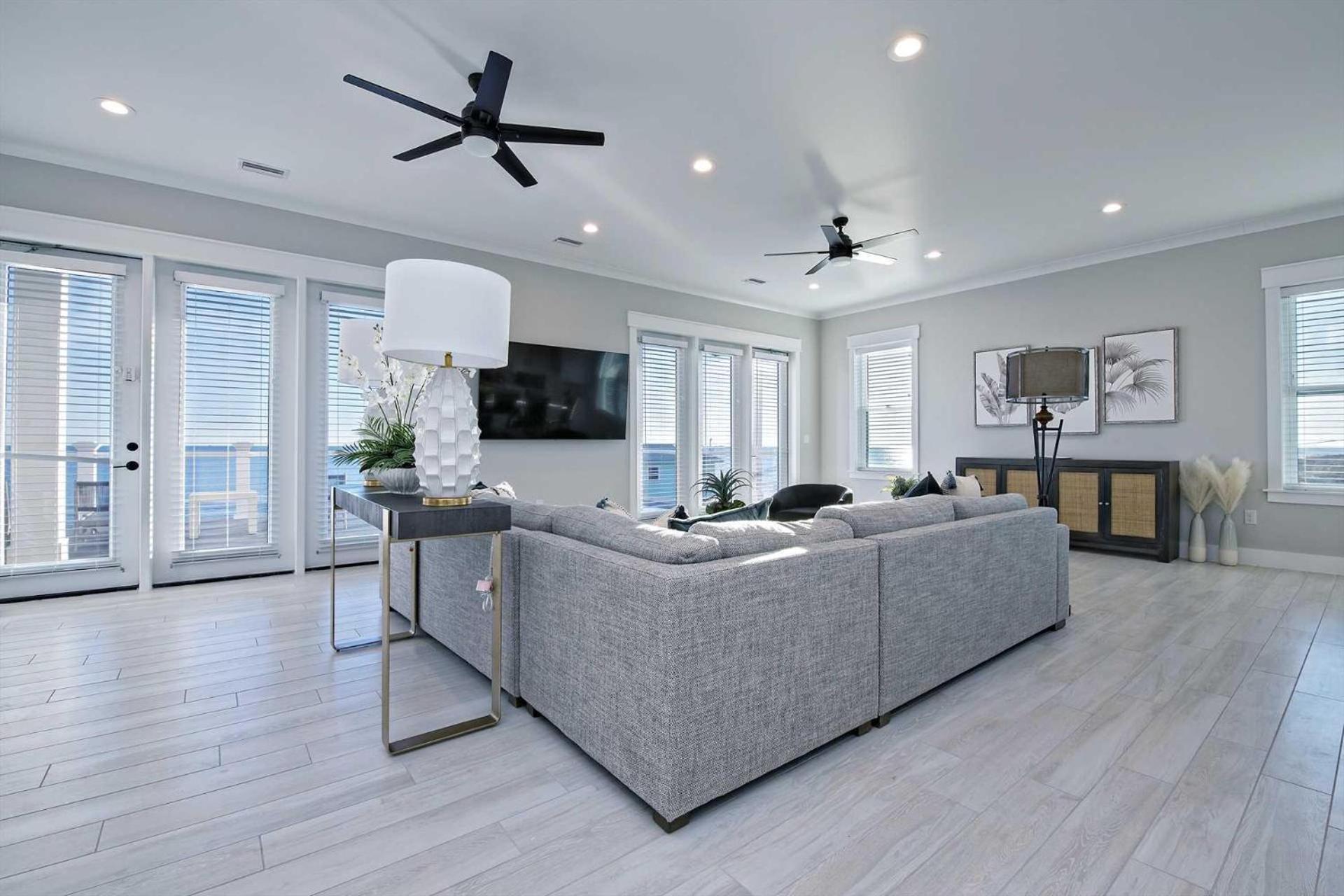 Six-Bedroom House photo 2