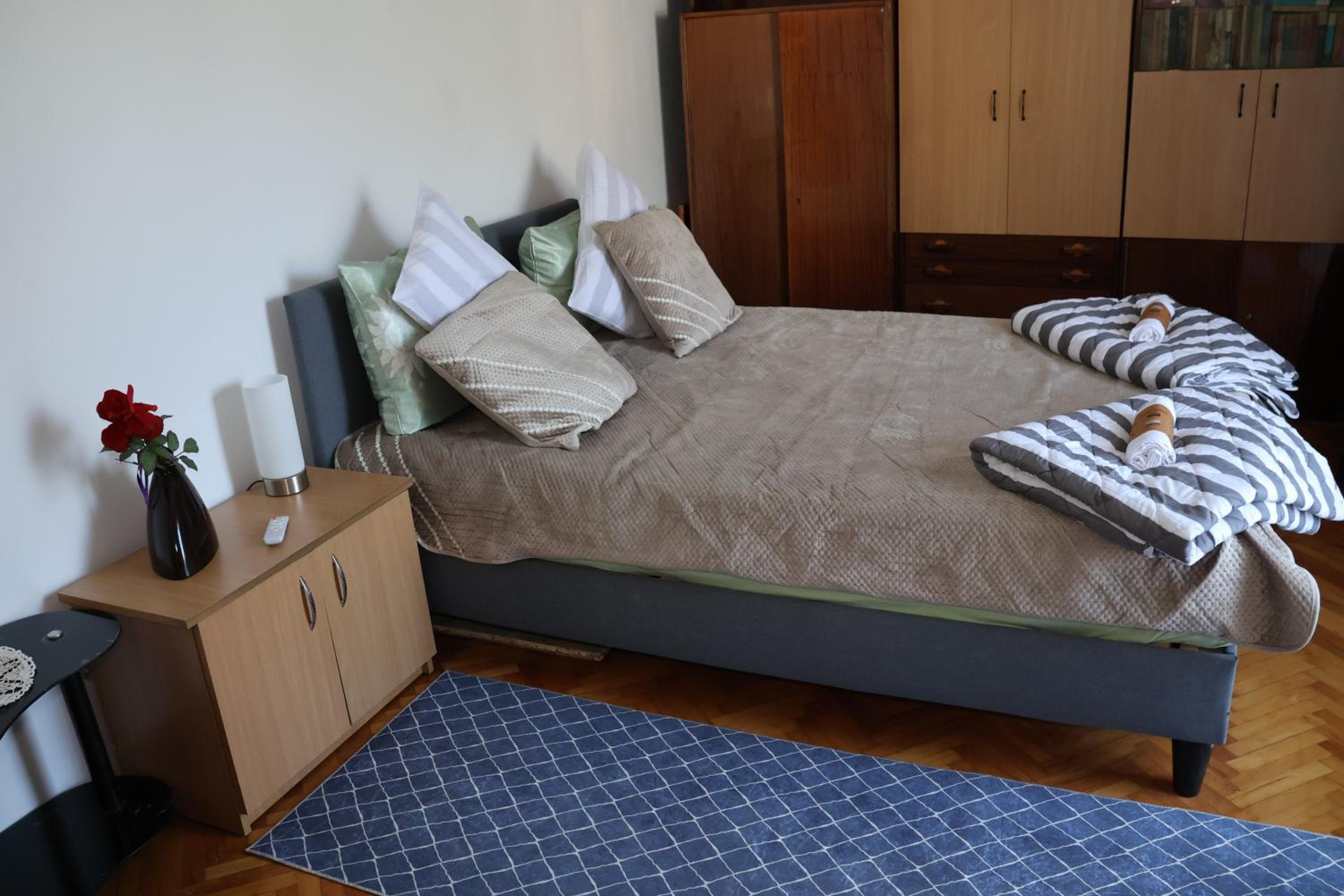 One-Bedroom Apartment photo 2
