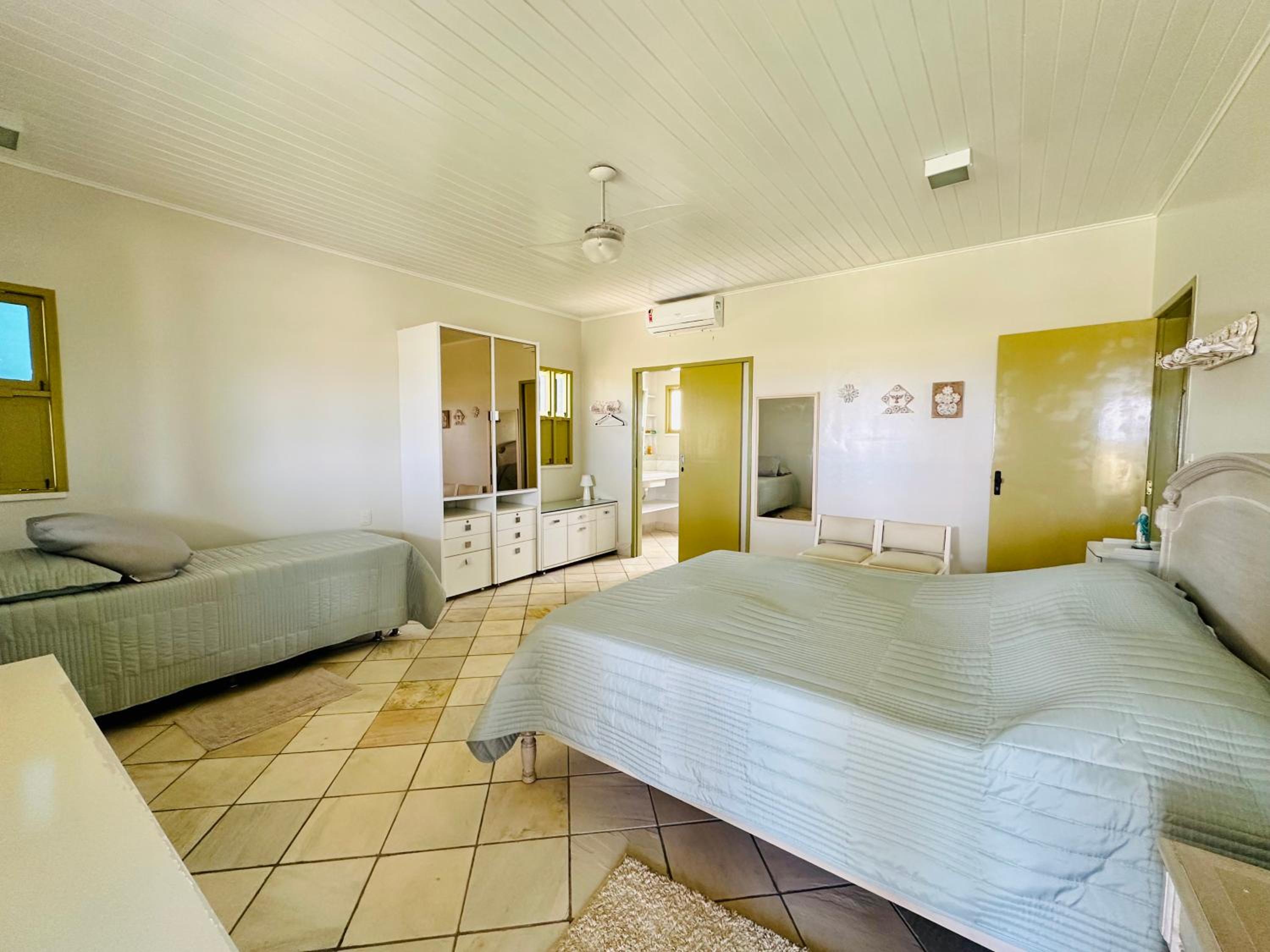 Five-Bedroom House photo 1