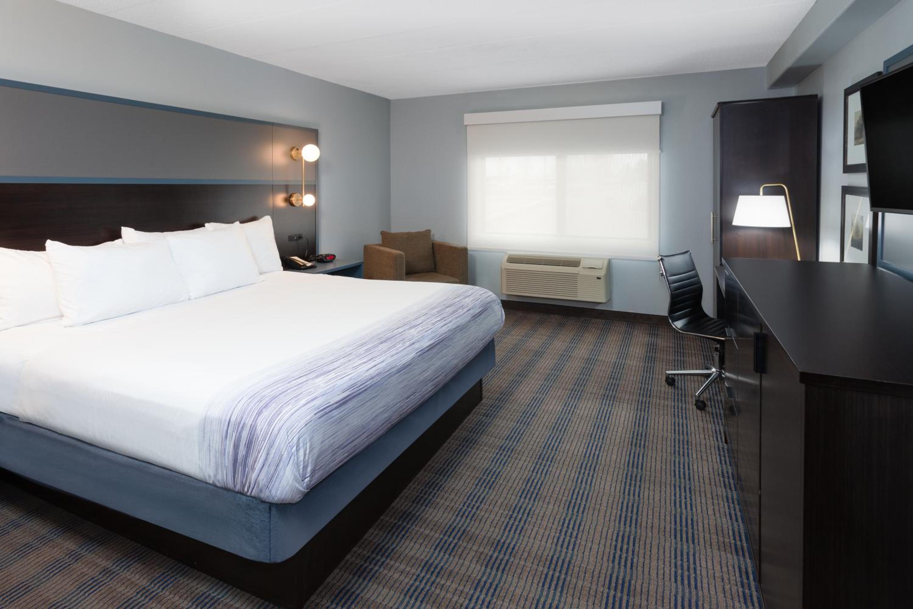 Deluxe King Room - Non-Smoking photo 3