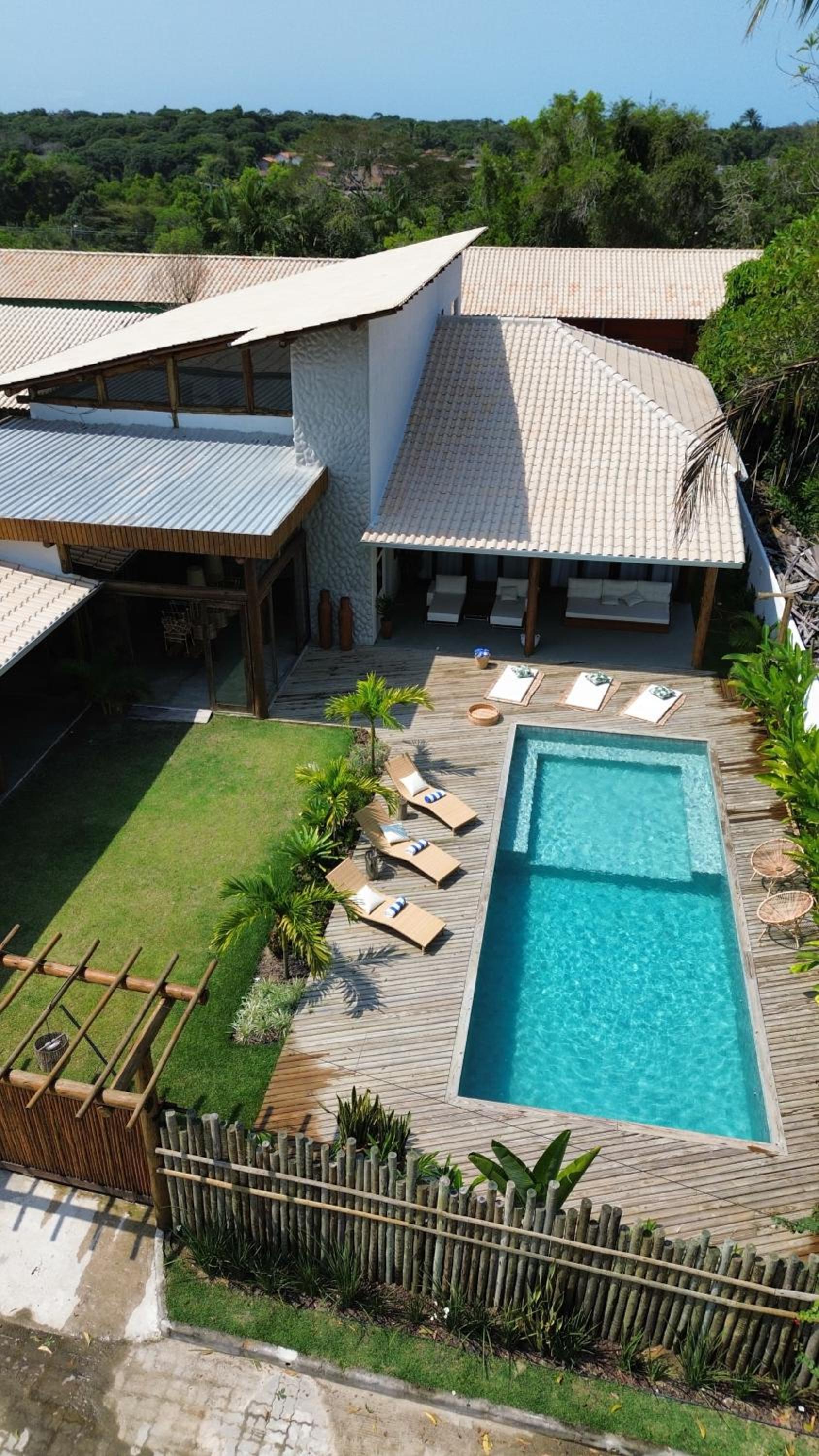 Five-Bedroom House photo 3
