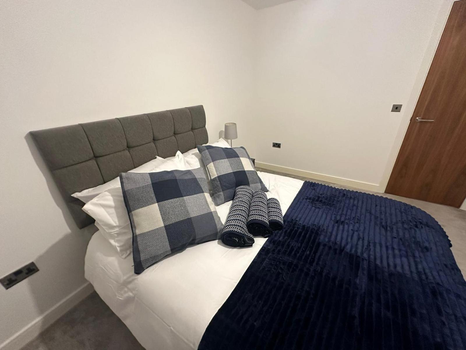 One-Bedroom Apartment photo 1