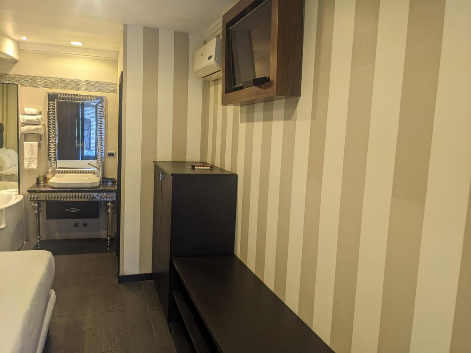Deluxe Junior Suite photo 2
