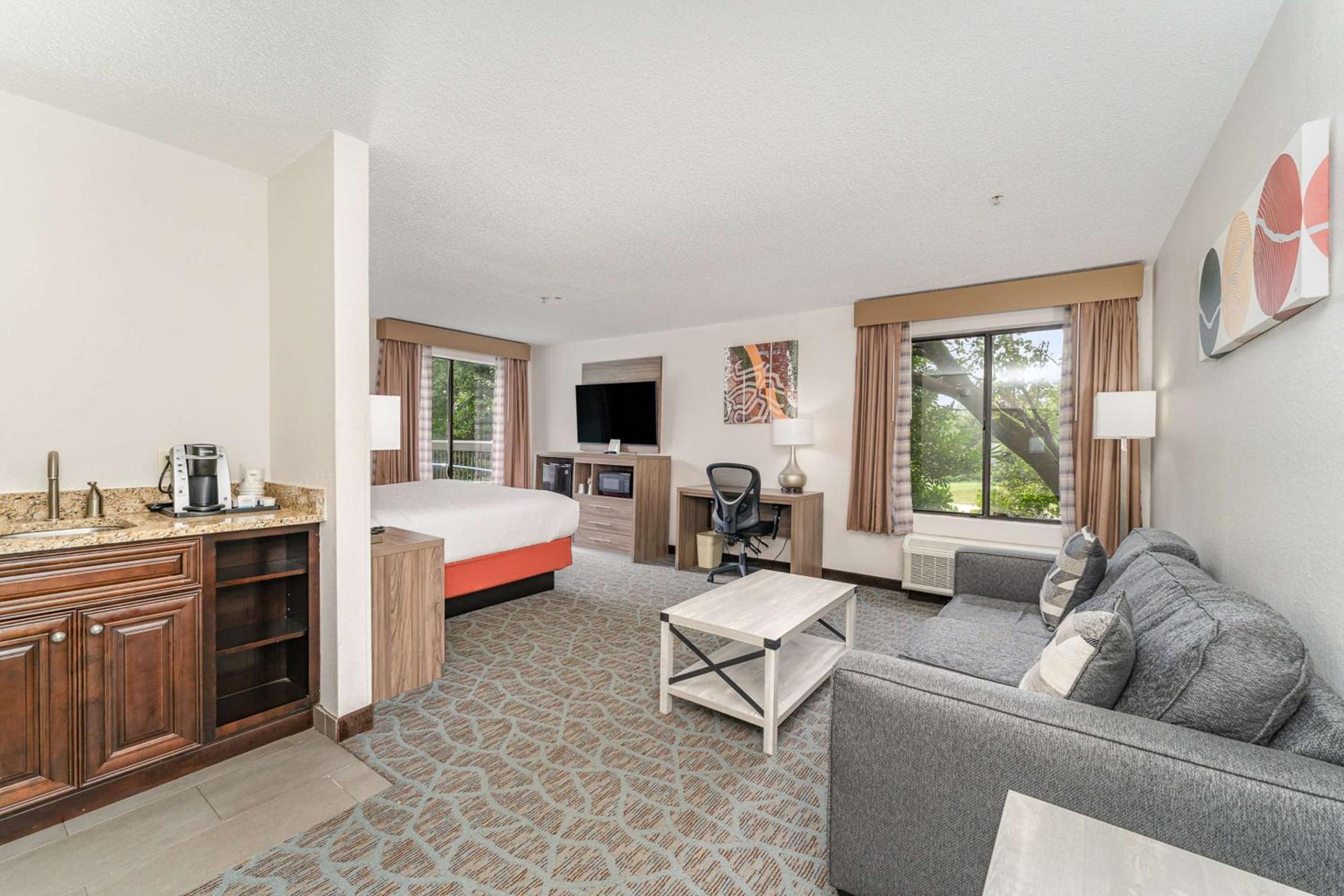 King Suite with Sofa Bed - Non-Smoking - Photo 1