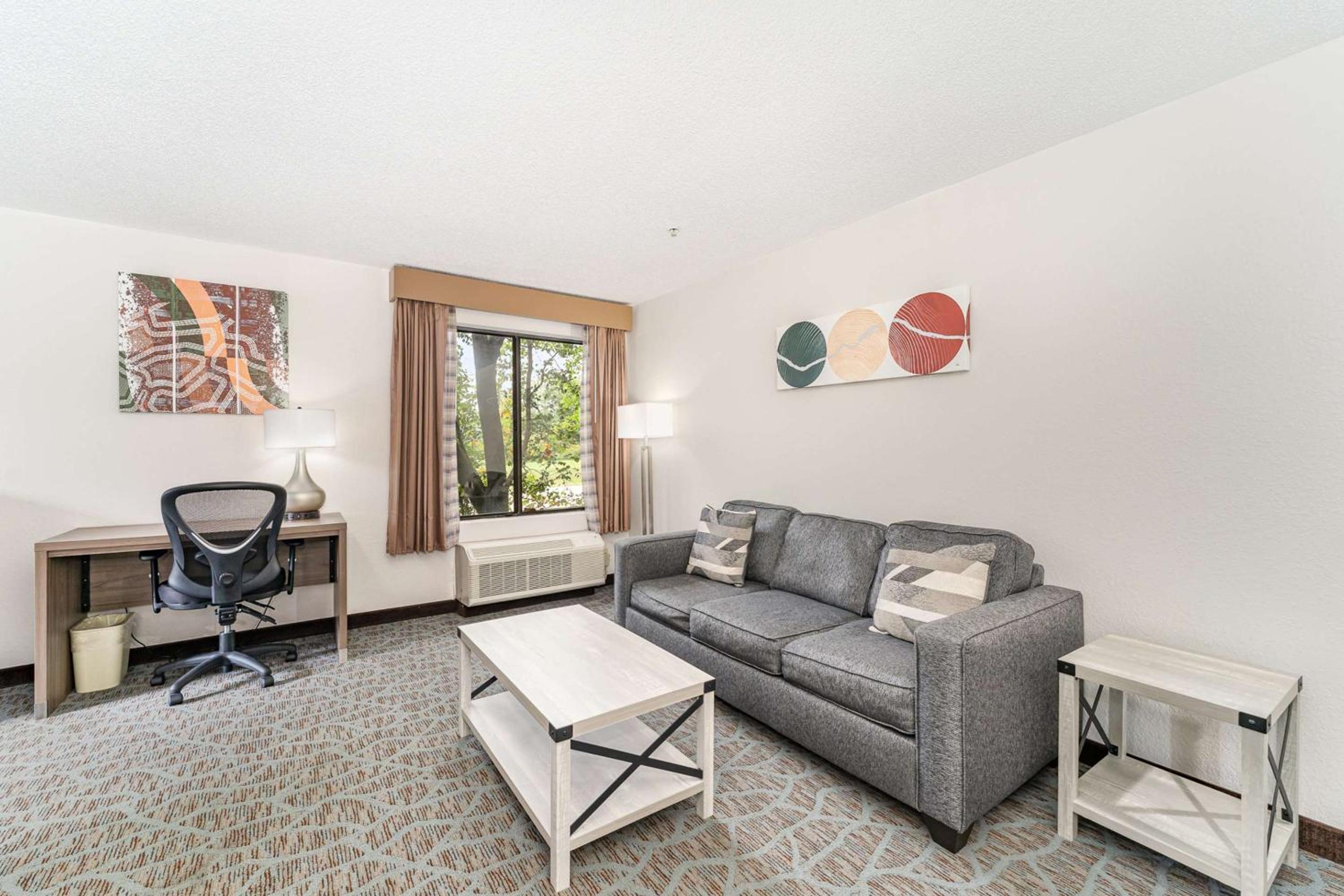 King Suite with Sofa Bed - Non-Smoking - Photo 2