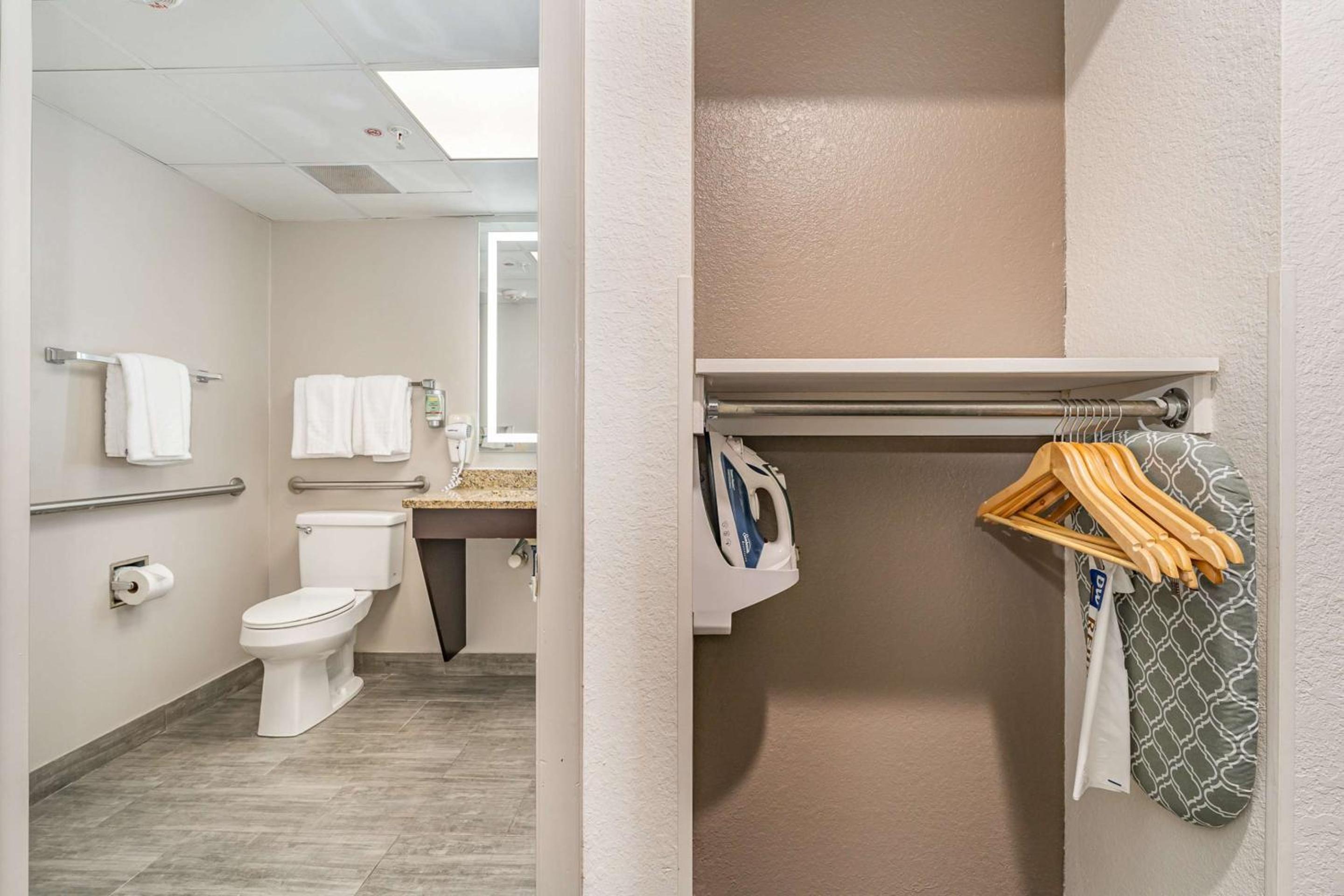 King Room with Bath Tub - Disability Access/Non-Smoking  - Photo 3