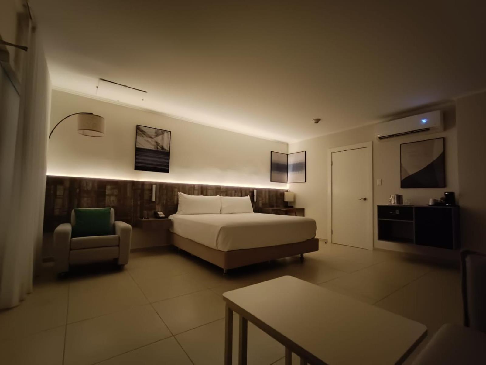 Deluxe King Room With Sofa Bed - Non-Smoking
