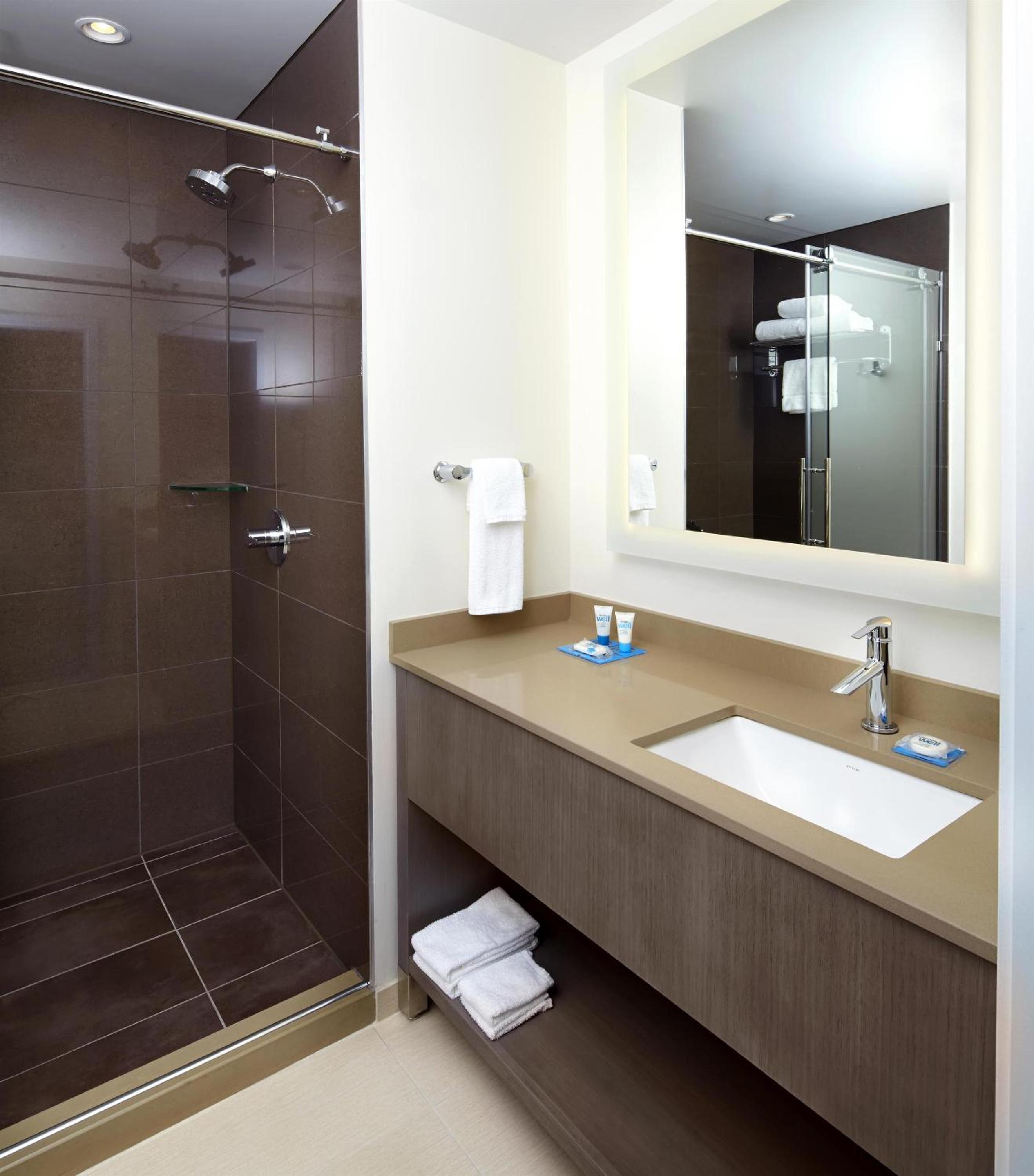 Corner King Studio Suite with Sofa Bed and Kitchen photo 2