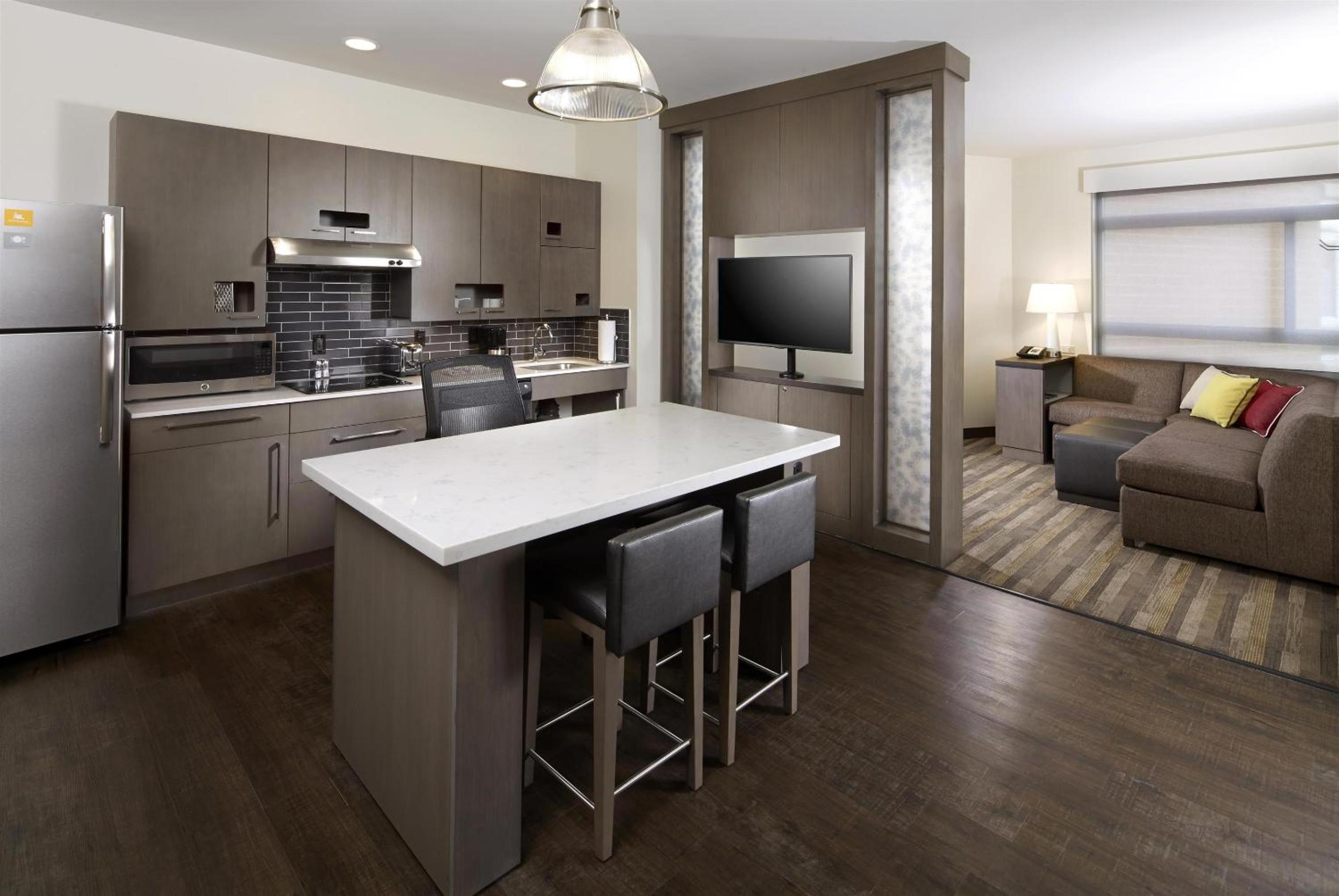 One-Bedroom King Suite with Kitchen and Sofa Bed photo 2