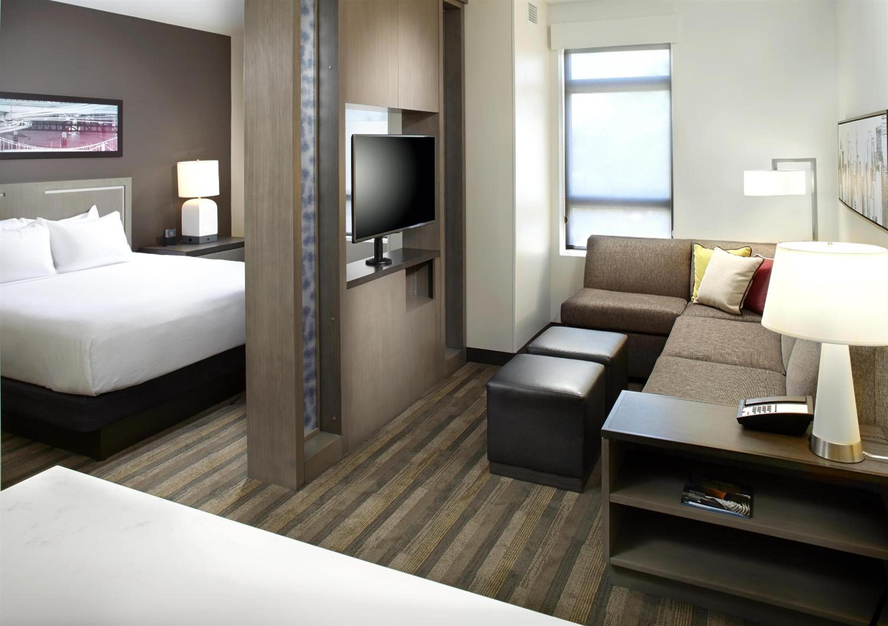 Corner King Studio Suite with Sofa Bed and Kitchen photo 1