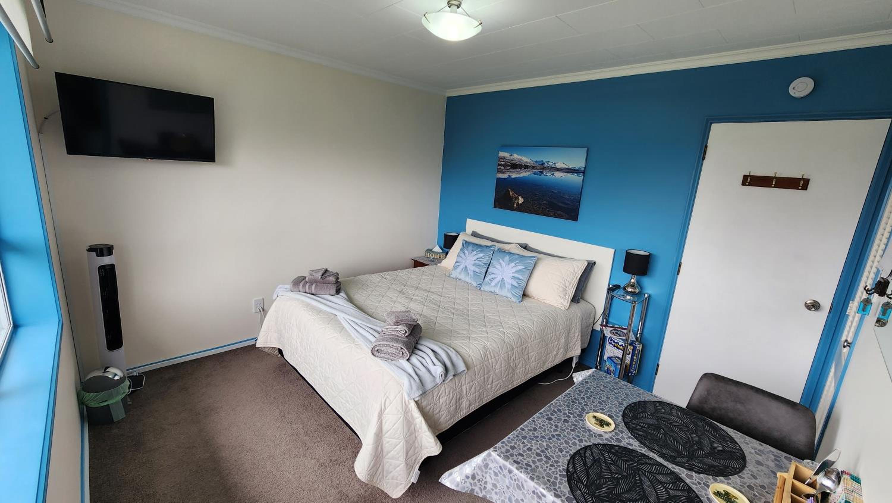 Queen Room photo 2