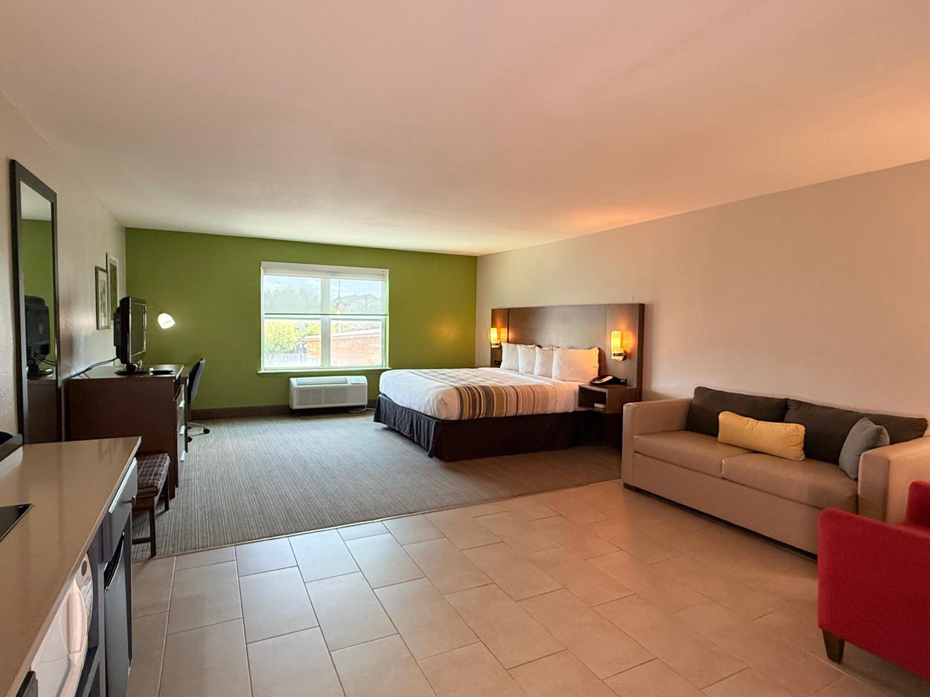 Studio King Suite - Non-Smoking - Photo 1