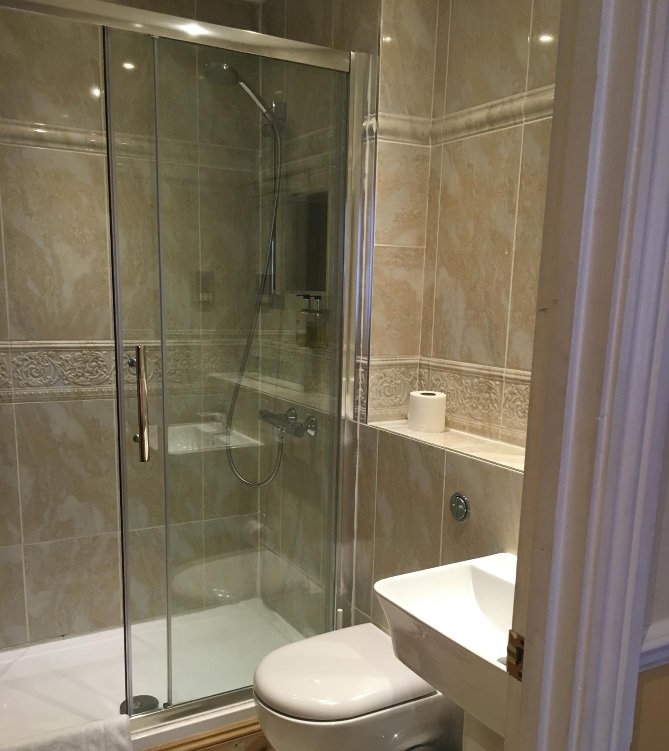 Small Twin Room - Lower Ground Floor photo 3