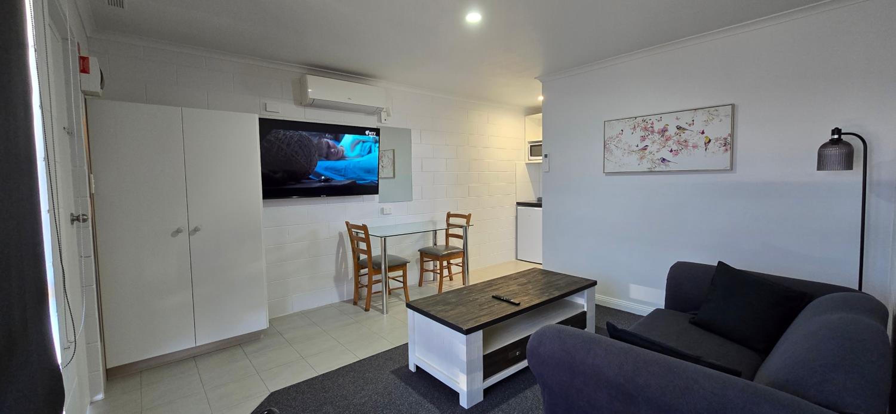Deluxe Queen Suite
