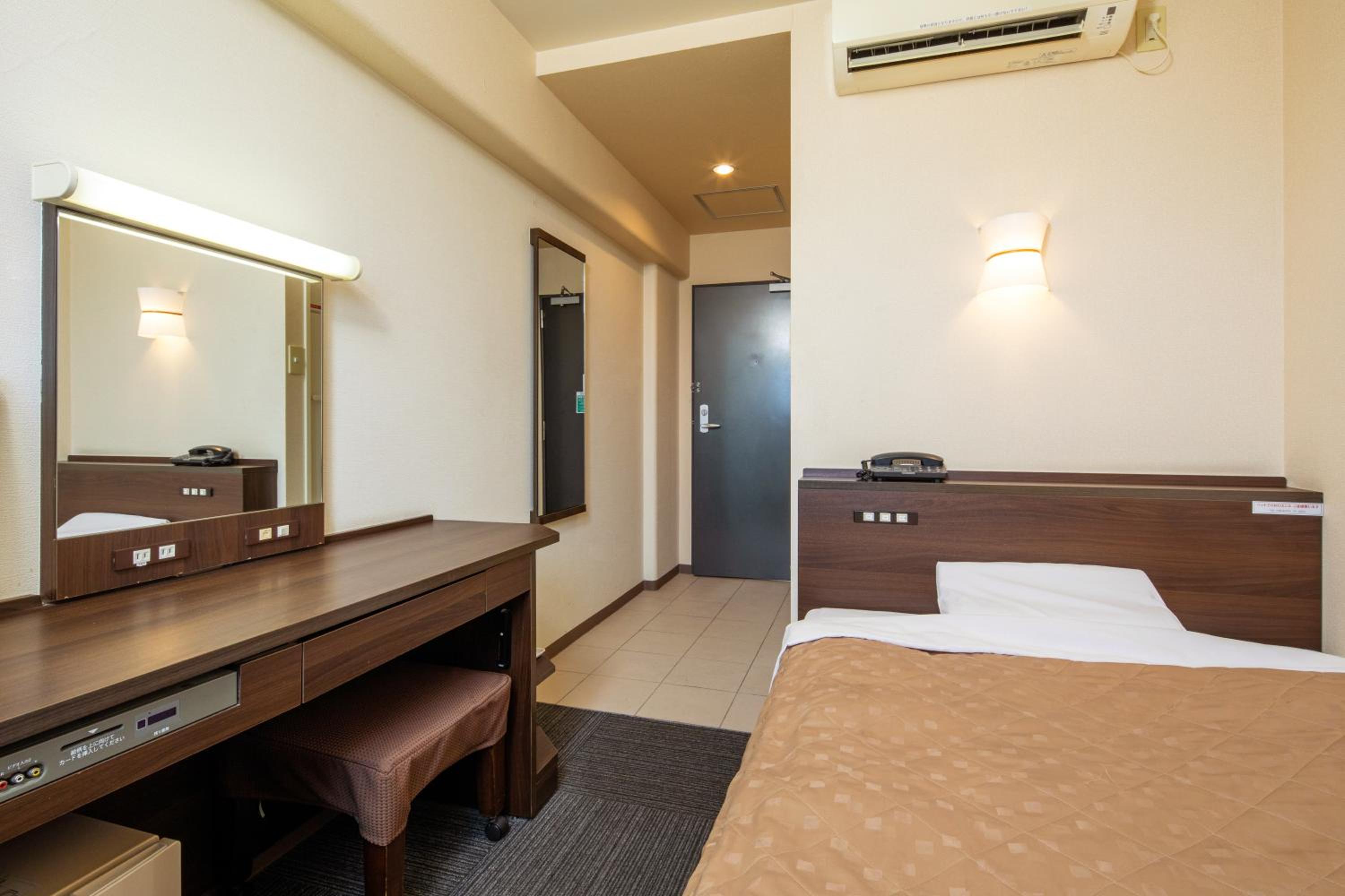 Double Room with Small Double Bed - Smoking photo 3
